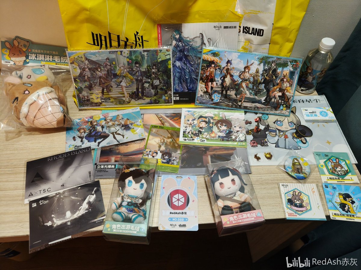 redash_online's tweet photo. #HypergryphFES
比逛鹰角嘉年华更爽的是什么?是和群友一起逛嘉年华!
☝️🤓🤓🤓
一开始肯定是经典的抢劫场贩和用无料当触须的环节;
👋👋👋
然后这次可露希尔浓度爆表,直接吃美了,最喜欢的阿米娅和最喜欢的可露希尔声优老师同台演出,哦我怎么会做这样的梦✋😭✋
最后还追猎到了岷叔,笑死🤩
其他图放Part 2吧