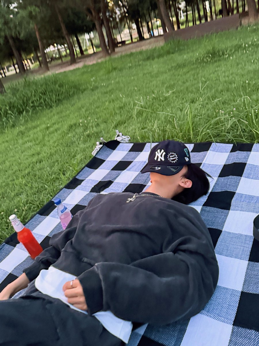 hjszones's tweet photo. this joshua photo is giving soft launch bf vibes 😭 https://t.co/gbEw8Y3IBB