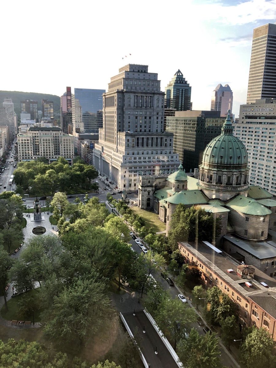 cityaestheticss's tweet photo. Montreal might be the underrated city in North America. It is a proper world city. https://t.co/SUWwBjh9Ki