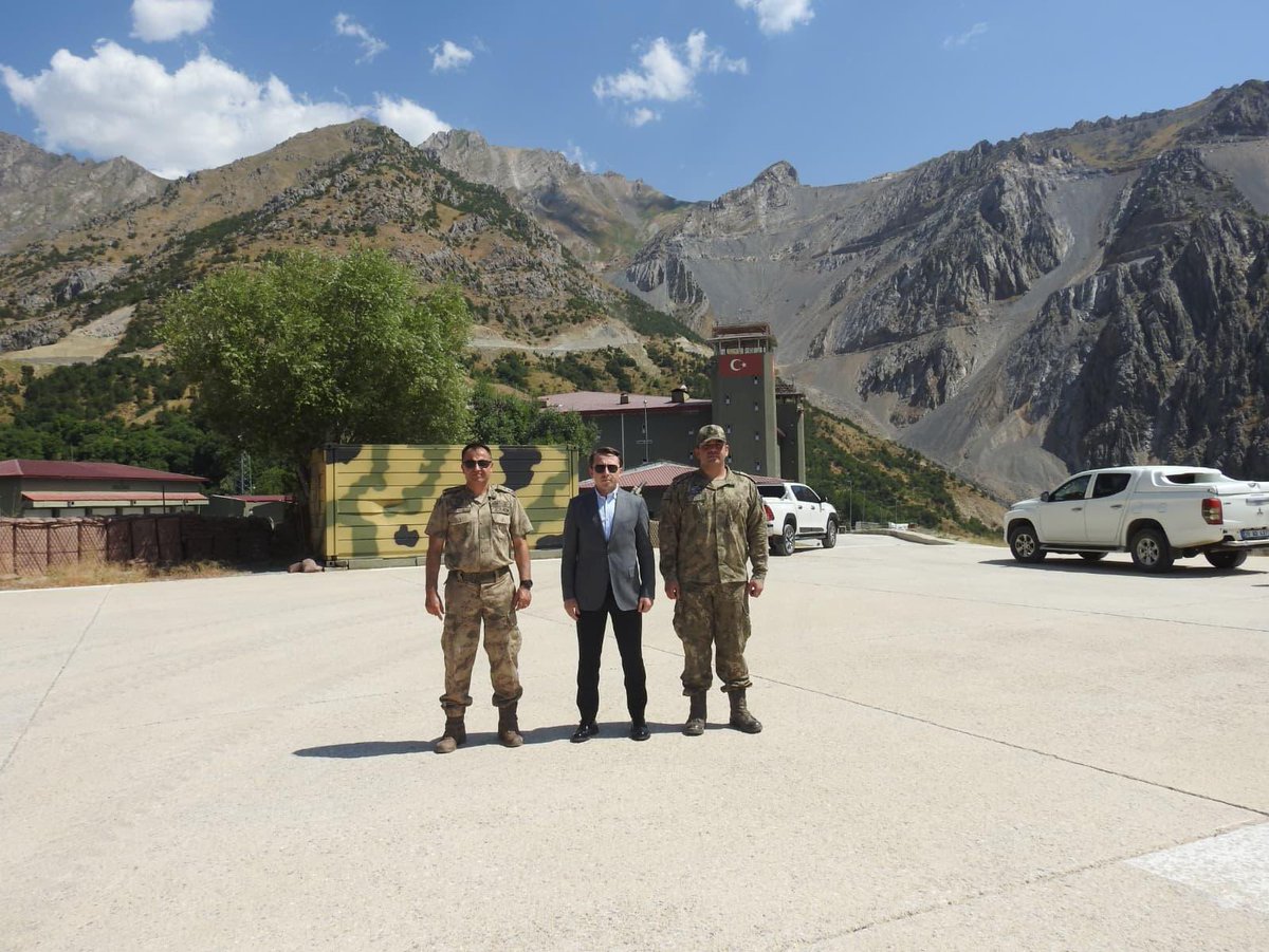 Volkanhulur's tweet photo. 🔴 Dağlıca’daki 1’inci Motorlu Piyade Tabur Komutanlığımızı ziyaret ederek Tabur Komutanımız Topçu Kurmay Binbaşı Sn. Mustafa Hanay ve kıymetli personelimizle bir araya geldik.

Yürütülen çalışmalar hakkında bilgi aldık. 

Vatanımızın huzuru ve güvenliği için fedakârca görev yapan tüm komutan ve personelimize teşekkür ediyor, başarılarının devamını diliyoruz.

#Yüksekova