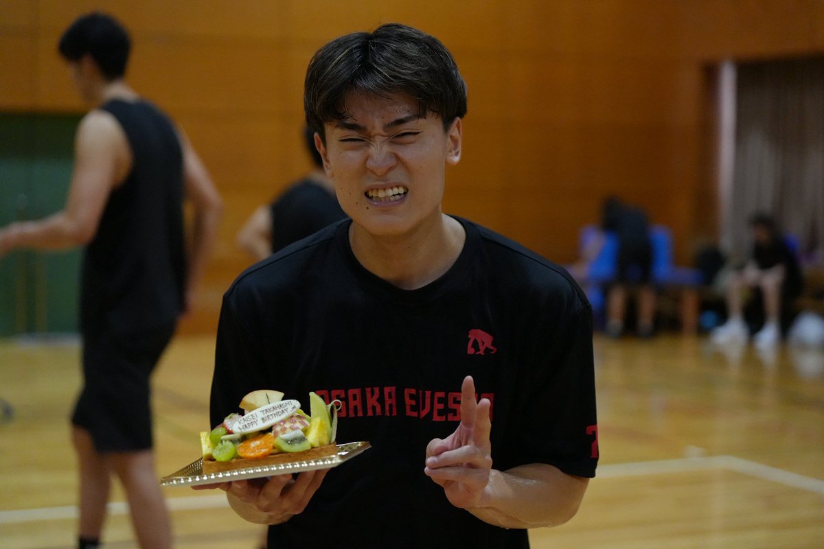 osakaevessa's tweet photo. ワークアウト練習始動後に誕生日を迎えた、
🧁 #保田尭之 TAT(7/15)
🧁 #上田楓子 MG(7/31)
🧁 #高橋快成 選手(8/1)
をチームでお祝いしました🎉㊗️
📸 https://t.co/UrtYt90tJ5

誕生日ケーキは、#ふるぅつふぁみりー さまからいただきました🎂ありがとうございます✨
#大阪エヴェッサ https://t.co/vG9t5eK7i9