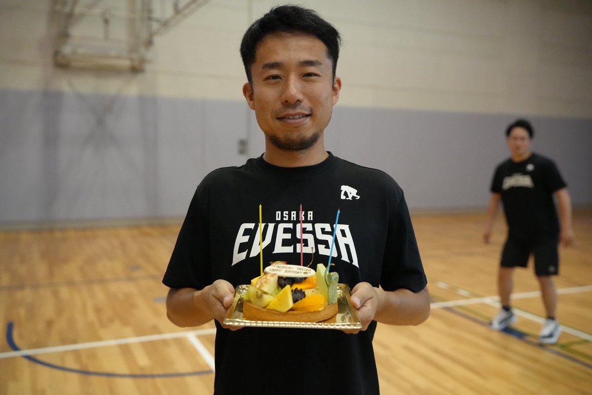 osakaevessa's tweet photo. ワークアウト練習始動後に誕生日を迎えた、
🧁 #保田尭之 TAT(7/15)
🧁 #上田楓子 MG(7/31)
🧁 #高橋快成 選手(8/1)
をチームでお祝いしました🎉㊗️
📸 https://t.co/UrtYt90tJ5

誕生日ケーキは、#ふるぅつふぁみりー さまからいただきました🎂ありがとうございます✨
#大阪エヴェッサ https://t.co/vG9t5eK7i9