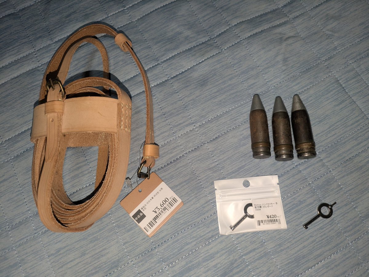 ALTT3864's tweet photo. 仕事帰りにプレマートによって日本軍の旧トックリ型水筒のストラップ、20mm弾頭、手錠の鍵を購入、
トックリ型水筒本体は昔買ったはずだが行方不明、手錠の鍵は以前骨董市で買った鍵無しの手錠用に購入、
1つは鍵は使えたけどスミス&amp;ウェッソン製の手錠には使えなかった。 https://t.co/w78DmP3OMs