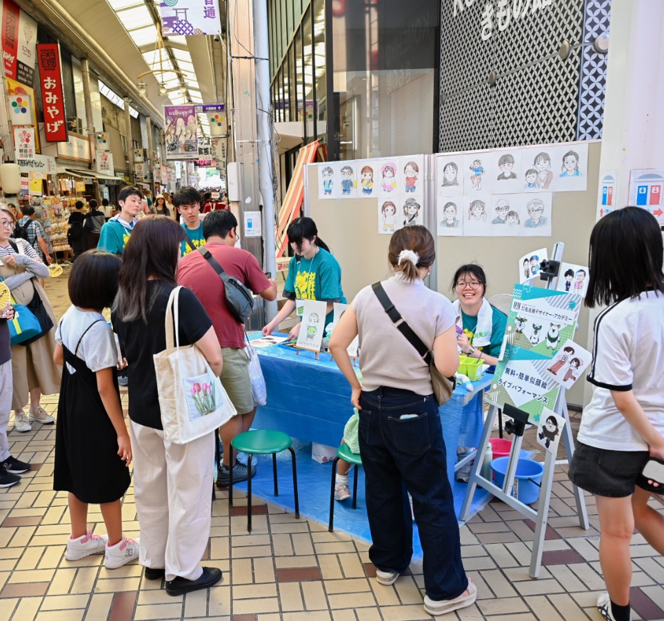 at_osu's tweet photo. 第75回大須夏まつり 初日が無事終了いたしました。
厳しい暑さの中、ご出演いただいた皆様、ご来場いただいた皆様、本当にありがとうございました。
明日もライブステージやダンスパフォーマンスのほか、大須観音では盆踊り大会、そして夜にはファイヤートーチや手筒花火など、迫力満点の催しを予定しています。
ぜひ明日も大須夏まつりへお越しください！
▼イベント詳細
https://t.co/MW2MCjYzIJ
#大須 #大須商店街 #大須夏まつり #名古屋
