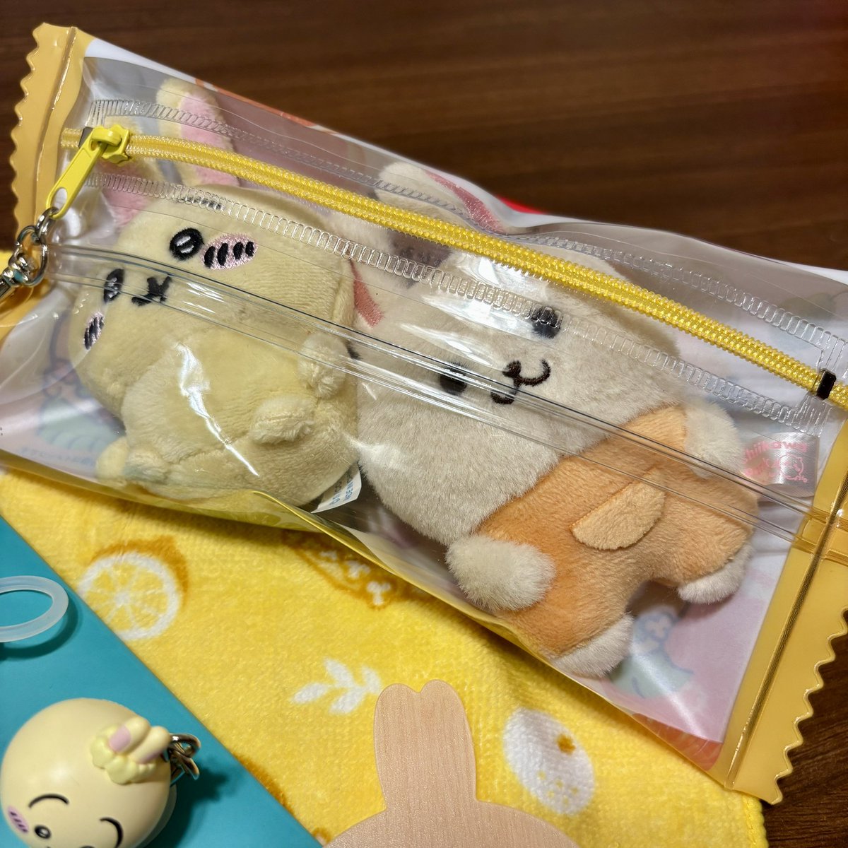 okayan522's tweet photo. 昨日はちいかわ映画をちいかわ推しの弟と観に行った
特典の目印マーカー、私はちいかわ、弟はうさぎだったのでお互いWinWinな交換でうさぎゲット！😆
今日はさっきセブンで島フルーツタオル買ってきた！
もぅ財布ヤバい𐤔𐤔𐤔 https://t.co/MDYGQgF9Qx