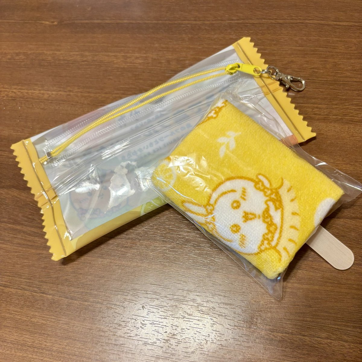 okayan522's tweet photo. 昨日はちいかわ映画をちいかわ推しの弟と観に行った
特典の目印マーカー、私はちいかわ、弟はうさぎだったのでお互いWinWinな交換でうさぎゲット！😆
今日はさっきセブンで島フルーツタオル買ってきた！
もぅ財布ヤバい𐤔𐤔𐤔 https://t.co/MDYGQgF9Qx