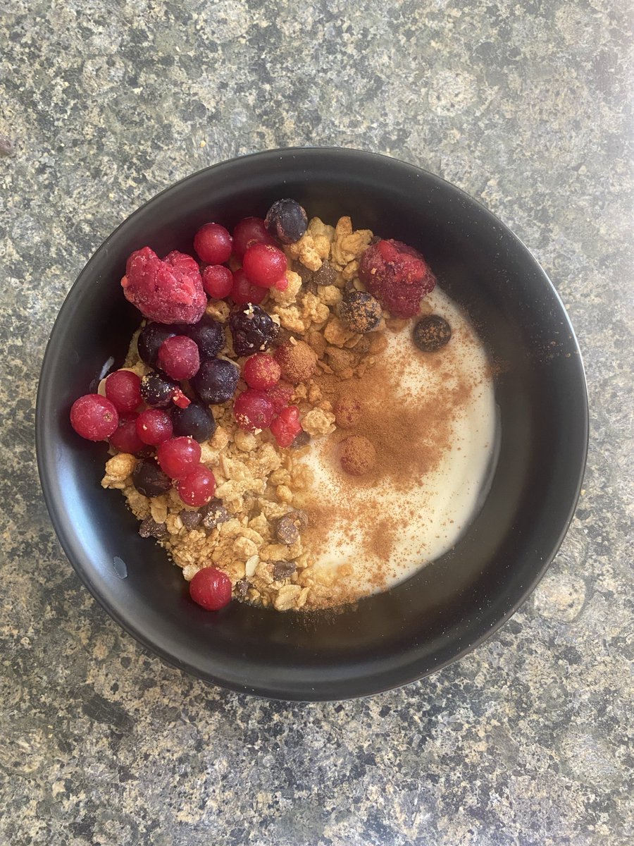 lotuswhisp's tweet photo. ⋆ . ࿔ ˚ helllooo #edrtwt 

⋆ . ࿔ This is today’s yogurt bowl - 215c 

I love love love the onken vanilla yogurt - it’s a bit higher in cals than greek yogurt but it’s soo good 

°❀⋆.ೃ࿔*:･ https://t.co/umlhkeQmZm