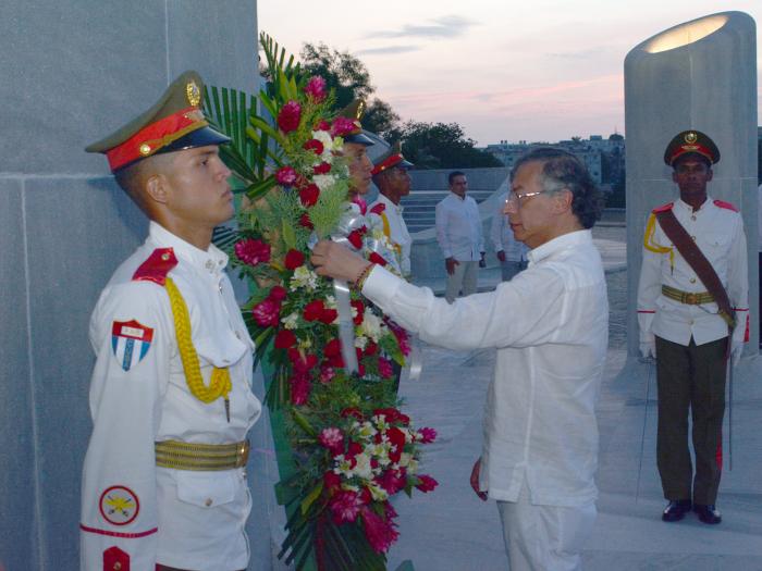 gpppmatanzas's tweet photo. Gustavo Petro Urrego, presidente de Colombia, arribó a Cuba alrededor de las 7:00 pm. de este viernes. La visita será hasta hoy sábado, y dialogará con Miguel Díaz Canel-Bermúdez, su homólogo cubano, quien lo recibió en el Palacio de la Revolución.
#GobMtz #CubaEstáFirme https://t.co/2dd6B3Ef33