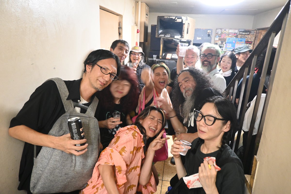 lmaga_jp's tweet photo. 400人超来場で湿気地獄…💦
最後は「もう帰ってください」

創業40年名物ライブハウス「難波ベアーズ」閉店🏢

はさみ、ノミ、ハンマー…工具持って集合🛠️
あなたがもらった「ベアーズのかけら」教えてください！

最終日「NAMBA BEARS LAST GATHERING」に密着しました📷
▶https://t.co/7owsx2pLOG https://t.co/rSTRx4BMdZ