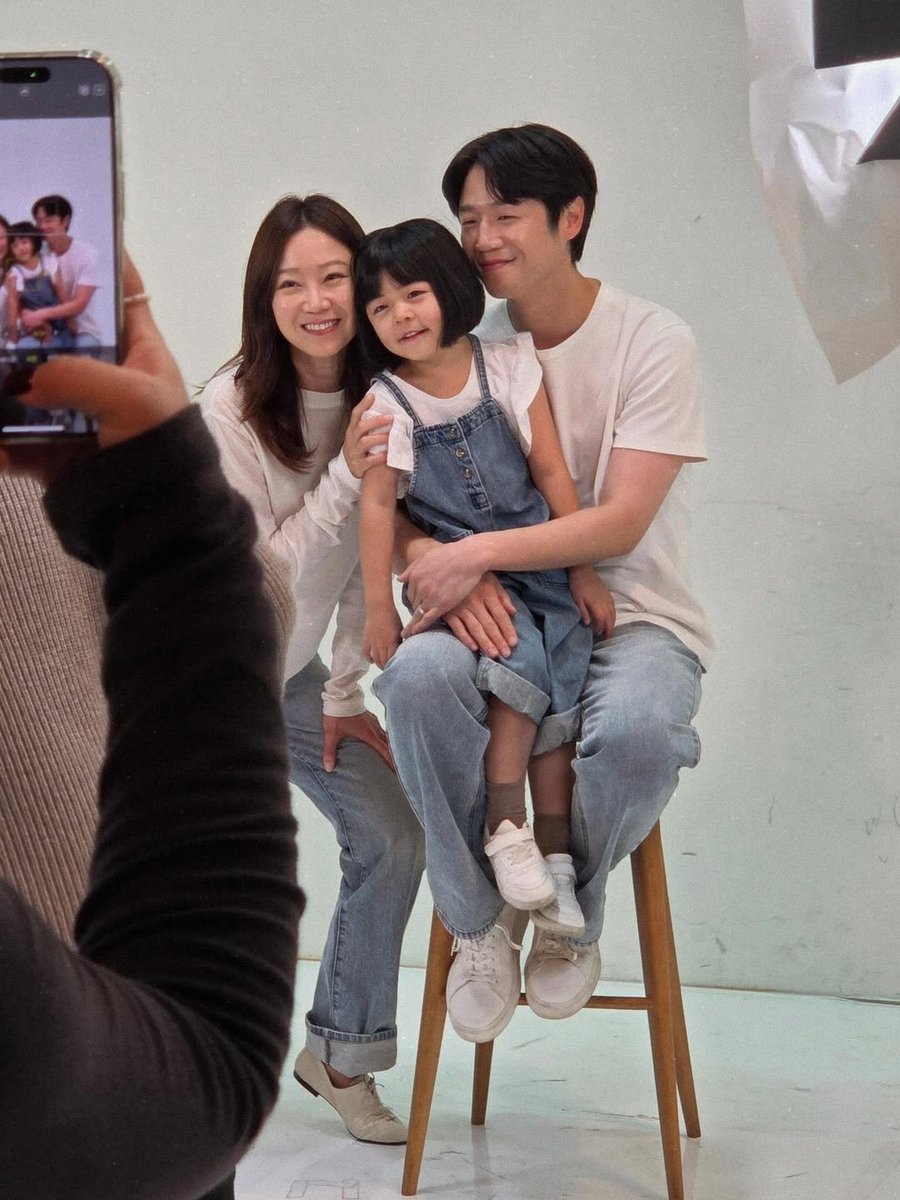 thejjw_'s tweet photo. [new pics!]

ภาพเบื้องหลังการถ่ายทำซีรีส์ A Bona​ Fide​ Killer ของพี่จุนวอนกับน้องนักแสดงเด็กฮวังบมอีค่า (ig: _bbbome_) 

อย่าลืมติดตามชมซีรีส์กันนะคะ สามารถรับชมแบบซับไทยได้ทาง Viki วันนี้ออนแอร์อีพี 2 แล้วค่ะ😆 

#จองจุนวอน
#JungJunwon https://t.co/afiycrnQY1