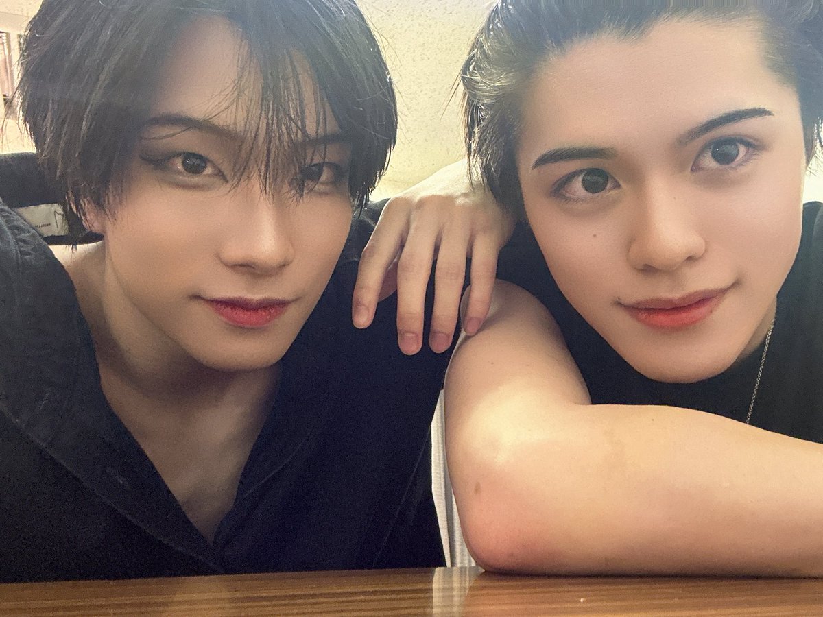newstar_hayato's tweet photo. マチソワ公演ありがとうございました！🎾
板上でバチバチにやらせてもらってるせいやくんと撮った！📸

実は楽屋隣の席なんだよ！ 裏ではやっさしくて、板上ではちょーかっこよくてだいすき！🫶
明日で広島公演ラスト！よろしくお願いします！
 #テニミュ https://t.co/L6z9GkgUTp