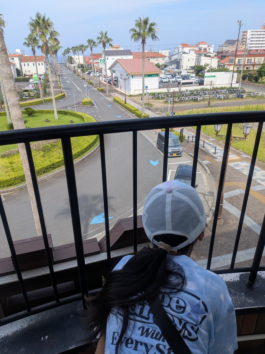 bechitabechi's tweet photo. #マンホールカード
館山市AC
JR館山駅西口&amp;東口で2枚も
ついでにエキタグも✨
館山駅C座標蓋は西口から海の方に向かって200〜300m歩いたところに。
西口近くにパーキングあり利用しました。

次女…蓋を見つけて走り出し、蓋のちょっとした溝につまづいて負傷😓
⚠️はしゃぎすぎにご注意ください⚠️ https://t.co/UBxDa8H7f2