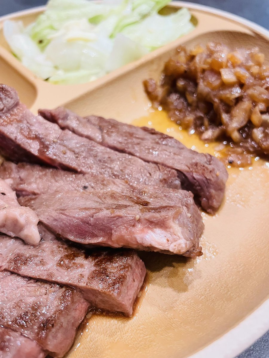 mesida082's tweet photo. 昨日めしださんの誕生日ということでとてもいいお肉を夫がとってもいい感じに焼いてくれました！！息子もたらふく食べてよかったね！！！ハンターハンター無料期間を読み漁ってヒソカに再熱したのでぴくしぶ読み漁って寝ようね♣️(旅団も好き) https://t.co/rz077vSA0A