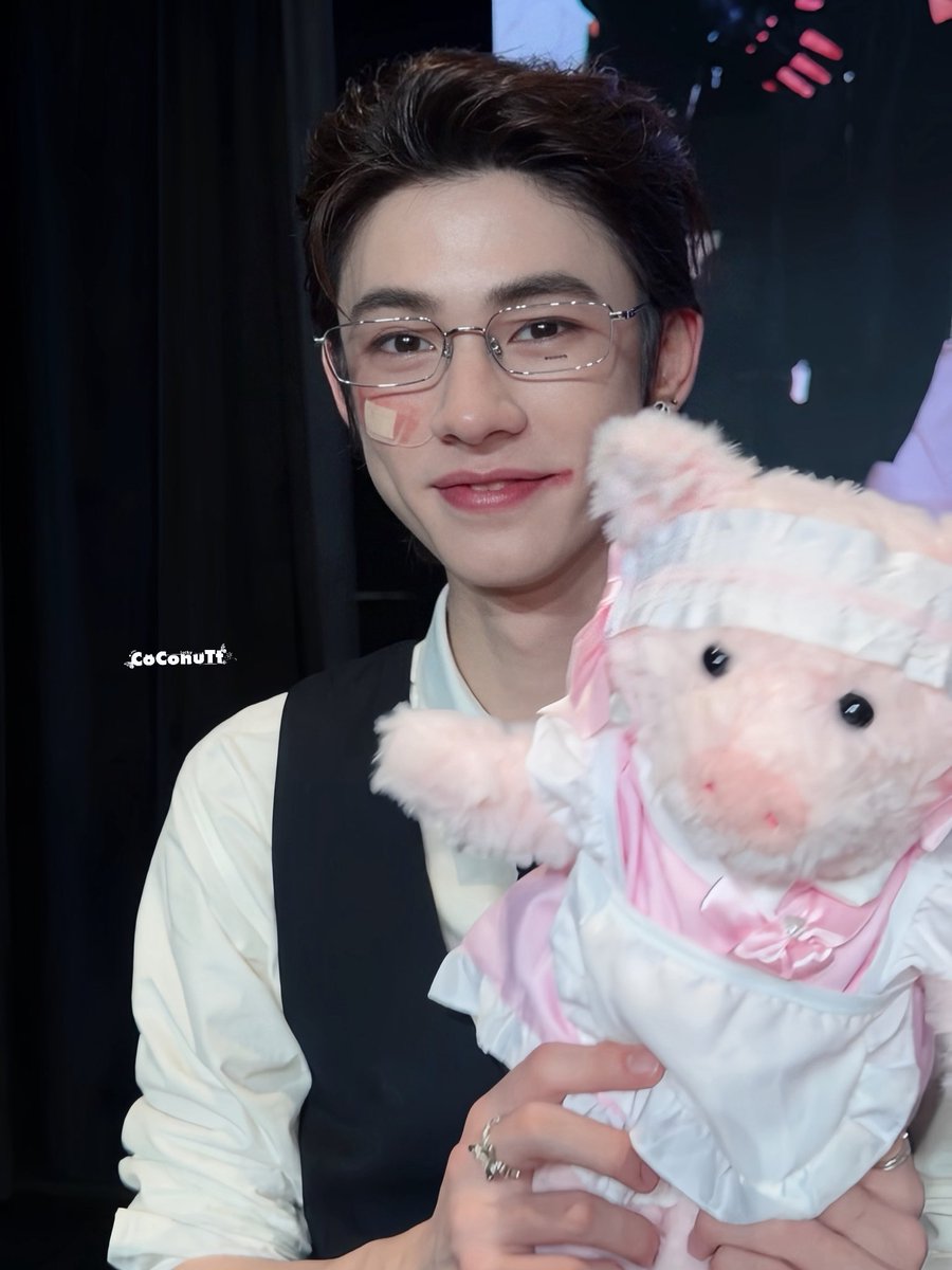 lengso's tweet photo. #ollie and little zhu 😭💜💙 
this is honestly so cute i can't 😭💜💙 https://t.co/ly5TizuKFs