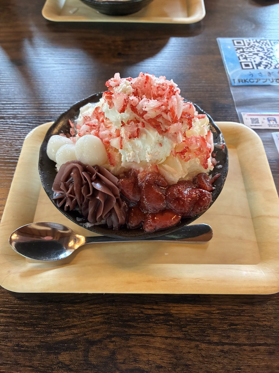 ayanox88's tweet photo. 用事があって高知に行ってきました。
隙間時間でポケふたをゲット。
帰りにずーっとずーっと気になっていたさかわかき氷街道に寄りました。
美味しすぎてまた行きたいー😂
高知楽しい！また行きたいー。
#霧生園
#わらび餅うさぎ堂 
#さかわかき氷街道 https://t.co/EiEVezD8EK