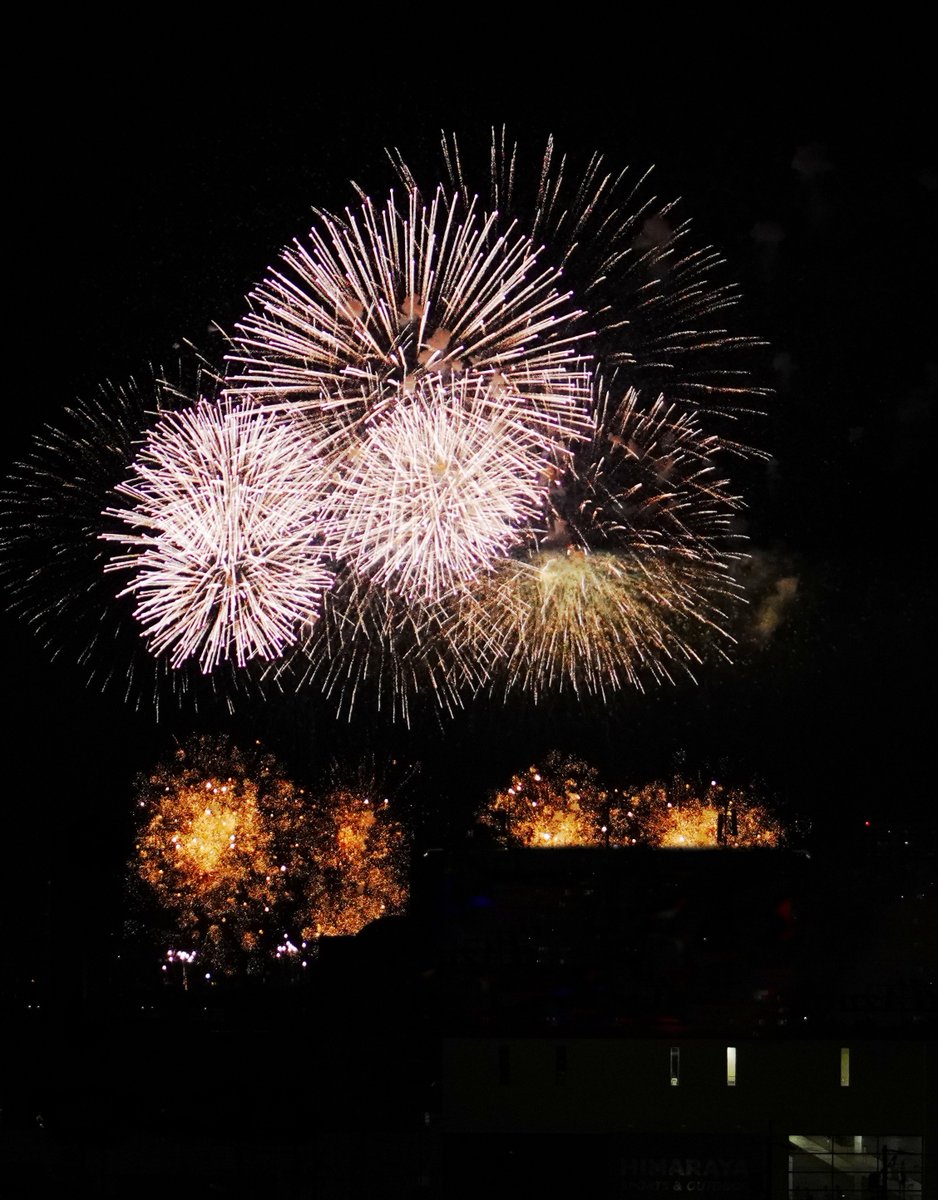 usagisou_fish's tweet photo. 遠く、打ち上がる花火。
真下ではこの暑さのなか、職人さん達が汗だくで走り回りながら空に美しい花を咲かせようと頑張って下さってるんだろうな。
見事な花が咲く度、私達は気持ちを拍手に代えて遠くの職人さんへ送る。直接届かないけどこの日本文化素敵だな。
今年も綺麗な花火を有難う御座います。 https://t.co/1nxeCf2fZr