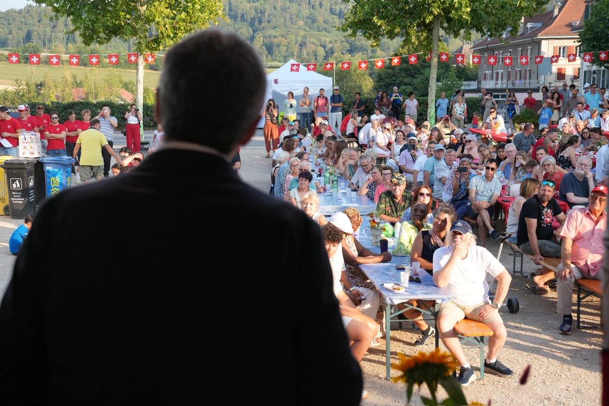 ignaziocassis's tweet photo. Heureux d’être à Avenches pour célébrer notre Fête nationale. 

Les empires passent, mais les pays qui savent préserver l’essentiel tout en évoluant traversent le temps.

Dans un monde en quête de dialogue, la Suisse continuera d’offrir ce qui fait sa force : la liberté, la confiance et sa capacité à construire des ponts. 
Bonne fête nationale ! 🇨🇭#1August