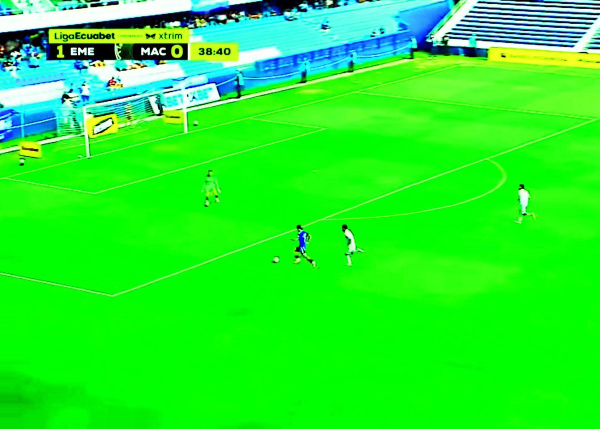 eldelosmemesec's tweet photo. Un partido gratis y grabado con un iphone // la poderosísima Liga Pro y zapping cobrando $20 https://t.co/rsS0b2Yflj
