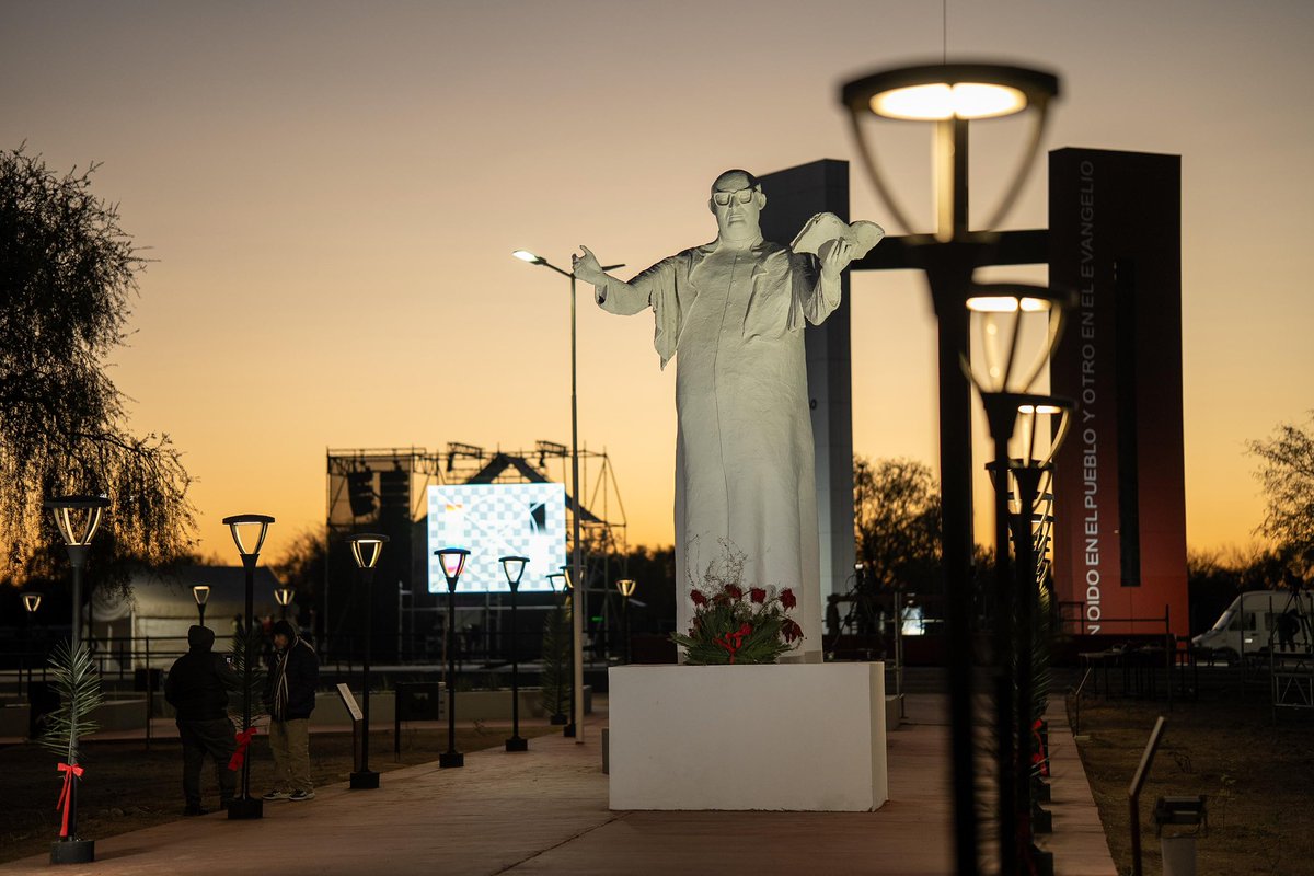 CrisAlvarezRod's tweet photo. En representación del Gobierno de la Provincia de Buenos Aires, participamos junto al gobernador @QuintelaRicardo de la Santa Misa en Punta de los Llanos, donde hace 50 años fue asesinado Monseñor Enrique Angelelli, en homenaje a su martirio y al de los Mártires Riojanos.

“Con un oído en el pueblo y otro en el Evangelio”, Angelelli hizo de su fe una forma de transformar la realidad.