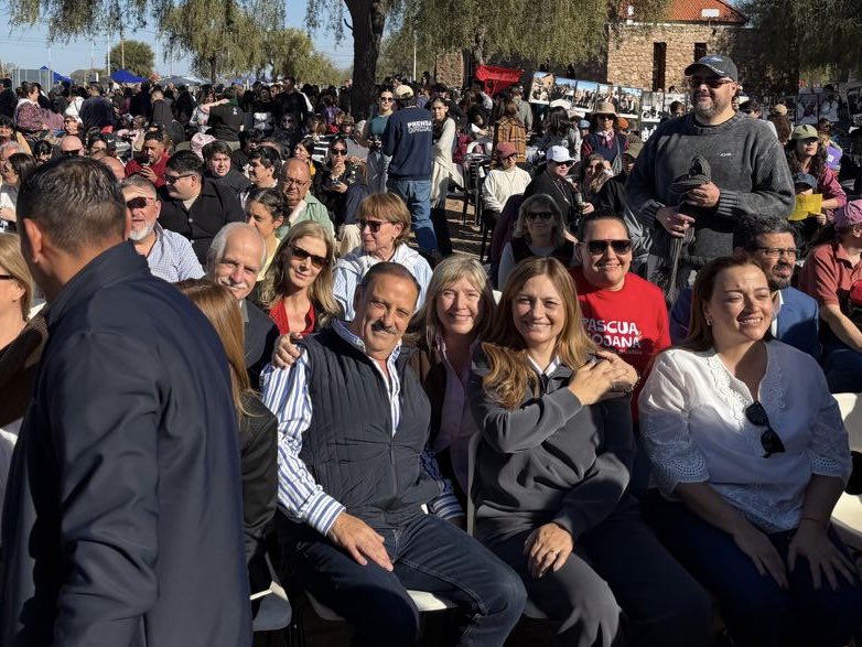 CrisAlvarezRod's tweet photo. En representación del Gobierno de la Provincia de Buenos Aires, participamos junto al gobernador @QuintelaRicardo de la Santa Misa en Punta de los Llanos, donde hace 50 años fue asesinado Monseñor Enrique Angelelli, en homenaje a su martirio y al de los Mártires Riojanos.

“Con un oído en el pueblo y otro en el Evangelio”, Angelelli hizo de su fe una forma de transformar la realidad.