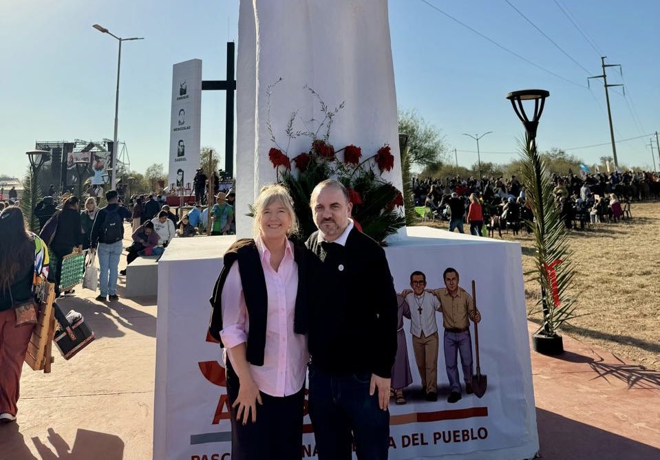 CrisAlvarezRod's tweet photo. En representación del Gobierno de la Provincia de Buenos Aires, participamos junto al gobernador @QuintelaRicardo de la Santa Misa en Punta de los Llanos, donde hace 50 años fue asesinado Monseñor Enrique Angelelli, en homenaje a su martirio y al de los Mártires Riojanos.

“Con un oído en el pueblo y otro en el Evangelio”, Angelelli hizo de su fe una forma de transformar la realidad.