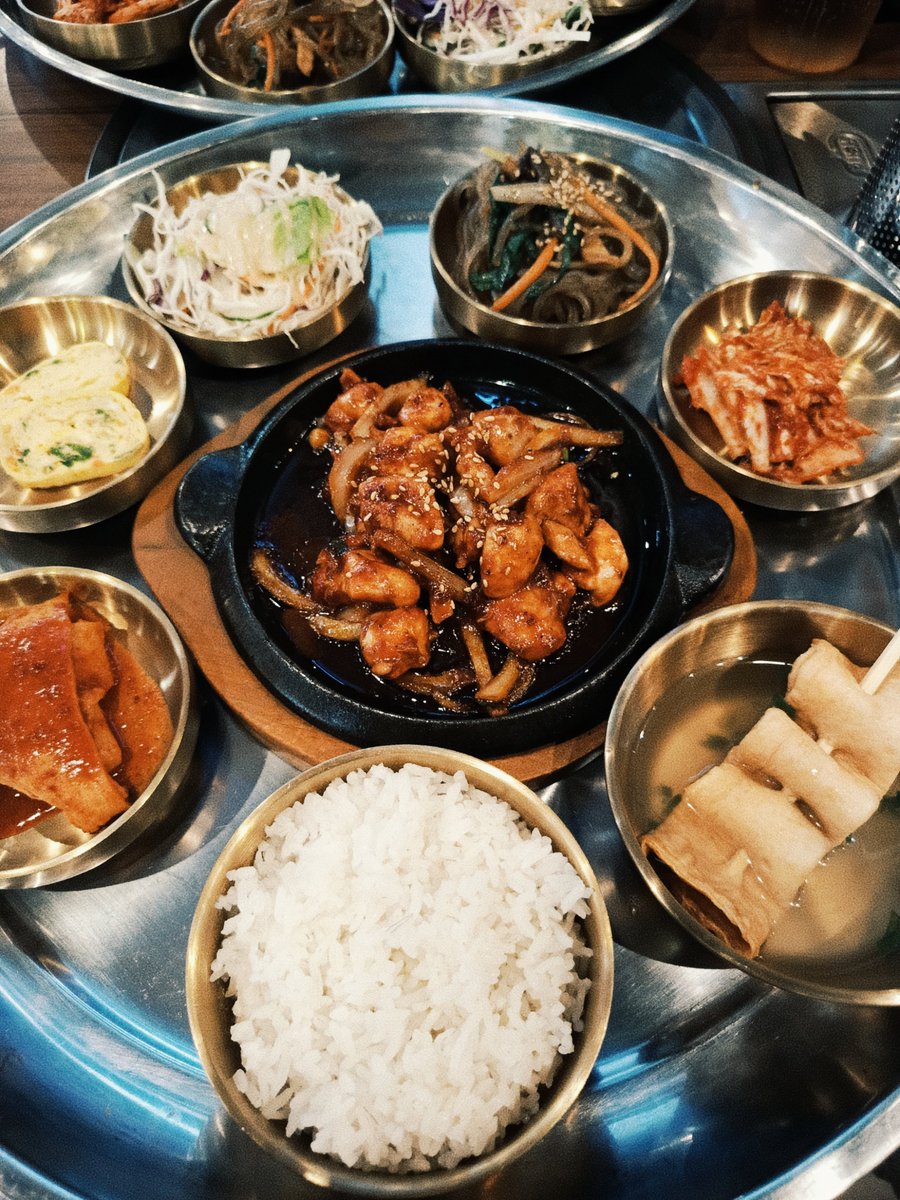 Meicnei's tweet photo. makan ala korea ngenyangin banget cuman 60ribuannn😭🫶 https://t.co/oxFseC9OXl