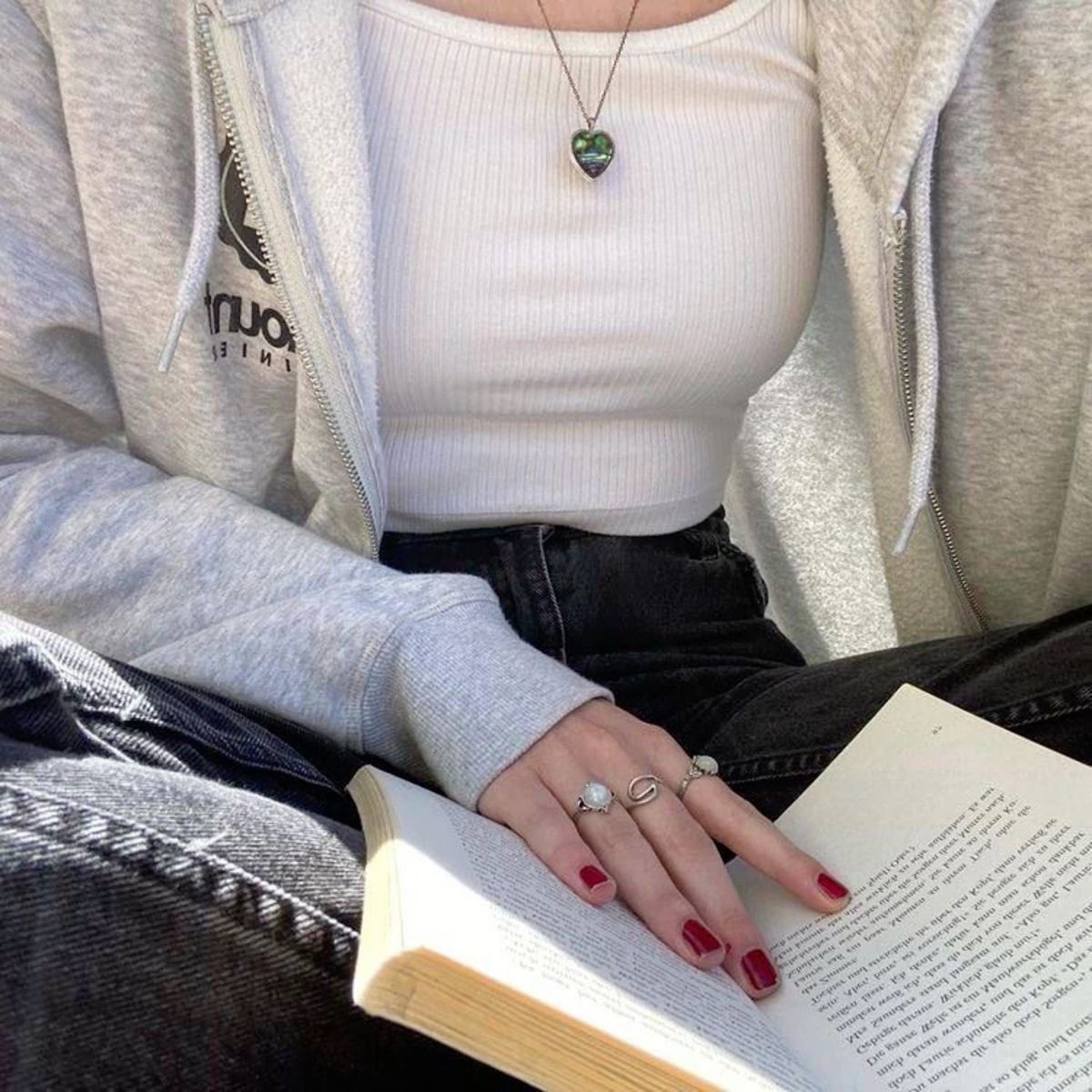 pradasmoon's tweet photo. hiii, i'm not new to #booktwt but i’m active again and looking for moots! 💌

✯ cr: you deserve each other

— she/her, 22
— romance, fantasy, mystery lover
—  always appreciate romcom recs!!

♡ / ↻ to be moots <3 https://t.co/hPOUHWgz7Z