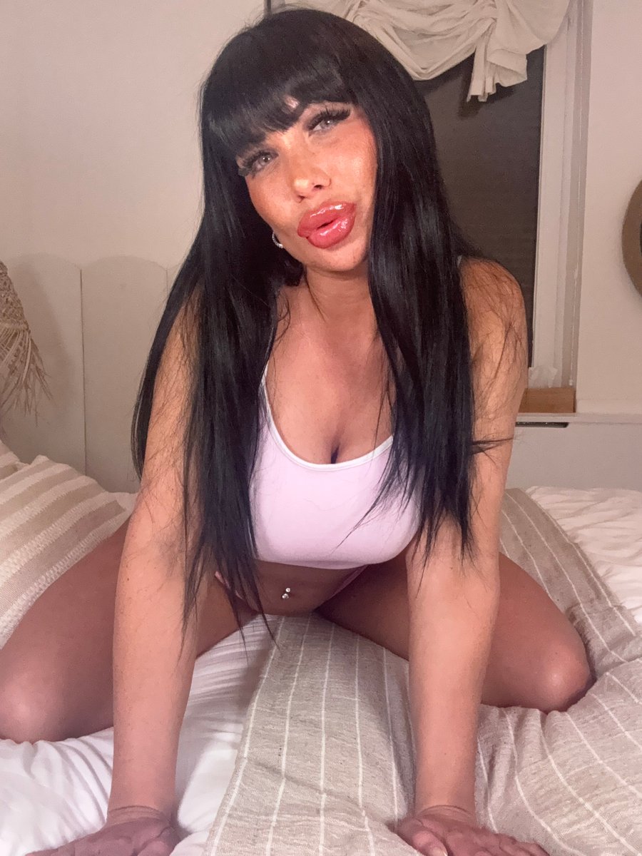 Valentinamoonx's tweet photo. yes, I do dress like this out 😇 https://t.co/Ku6DQ8B66x