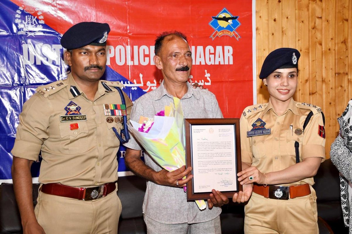SrinagarPolice's tweet photo. 👉𝙎𝙧𝙞𝙣𝙖𝙜𝙖𝙧 𝙋𝙤𝙡𝙞𝙘𝙚 𝘼𝙘𝙘𝙤𝙧𝙙 𝙒𝙖𝙧𝙢 𝙁𝙖𝙧𝙚𝙬𝙚𝙡𝙡 𝙩𝙤 𝙍𝙚𝙩𝙞𝙧𝙞𝙣𝙜 𝙋𝙤𝙡𝙞𝙘𝙚 𝙋𝙚𝙧𝙨𝙤𝙣𝙣𝙚𝙡
#SrinagarPolice  organised a 𝐟𝐚𝐫𝐞𝐰𝐞𝐥𝐥 𝐜𝐞𝐫𝐞𝐦𝐨𝐧𝐲 𝐚𝐭 𝐭𝐡𝐞 𝐃𝐢𝐬𝐭𝐫𝐢𝐜𝐭 𝐏𝐨𝐥𝐢𝐜𝐞 𝐋𝐢𝐧𝐞𝐬 (𝐃𝐏𝐋) Srinagar, to honour six Police personnel on their superannuation, in recognition of their long, dedicated, and exemplary service to the Jammu & Kashmir Police. The retiring personnel include 𝐀𝐀𝐎 𝐋𝐚𝐭𝐢𝐞𝐟 𝐀𝐡𝐦𝐚𝐝, 𝐒𝐈 𝐍𝐚𝐳𝐢𝐫 𝐀𝐡𝐦𝐚𝐝, 𝐒𝐞𝐥𝐞𝐜𝐭𝐢𝐨𝐧 𝐆𝐫𝐚𝐝𝐞 𝐂𝐨𝐧𝐬𝐭𝐚𝐛𝐥𝐞 (𝐒𝐠𝐂𝐭) 𝐌𝐮𝐬𝐡𝐭𝐚𝐪 𝐀𝐡𝐦𝐚𝐝, 𝐋𝐚𝐝𝐲 𝐒𝐏𝐎 𝐑𝐚𝐟𝐢𝐪𝐚, 𝐒𝐏𝐎 𝐆𝐡𝐮𝐥𝐚𝐦 𝐍𝐚𝐛𝐢, 𝐚𝐧𝐝 𝐒𝐏𝐎 𝐆𝐡𝐮𝐥𝐚𝐦 𝐌𝐨𝐡𝐚𝐦𝐦𝐚𝐝. Throughout their distinguished careers, they served the department with unwavering commitment, professionalism, and integrity, making significant contributions towards maintaining peace, public safety, and law and order in the district. On the occasion, 𝐒𝐞𝐧𝐢𝐨𝐫 𝐒𝐮𝐩𝐞𝐫𝐢𝐧𝐭𝐞𝐧𝐝𝐞𝐧𝐭 𝐨𝐟 𝐏𝐨𝐥𝐢𝐜𝐞 𝐒𝐫𝐢𝐧𝐚𝐠𝐚𝐫, 𝐃𝐫. 𝐆.𝐕. 𝐒𝐮𝐧𝐝𝐞𝐞𝐩 𝐂𝐡𝐚𝐤𝐫𝐚𝐯𝐚𝐫𝐭𝐡𝐲, 𝐈𝐏𝐒, paid rich tributes to the retiring personnel for their exemplary service and outstanding dedication to duty. He lauded their invaluable contributions to the force and expressed heartfelt appreciation for the professionalism, discipline, and devotion they displayed throughout their careers. #SSPSrinagar also conveyed his best wishes to the retirees and their families, praying for their good health, happiness, and a peaceful, fulfilling post-retirement life. The farewell ceremony was attended by 𝐒𝐏 𝐇𝐞𝐚𝐝𝐪𝐮𝐚𝐫𝐭𝐞𝐫𝐬 𝐒𝐡𝐫𝐢 𝐔𝐦𝐚𝐫 𝐒𝐡𝐚𝐡, 𝐃𝐲𝐒𝐏 𝐇𝐞𝐚𝐝𝐪𝐮𝐚𝐫𝐭𝐞𝐫𝐬 𝐌𝐬. 𝐒𝐲𝐞𝐝 𝐒𝐥𝐞𝐞𝐭 𝐒𝐡𝐚𝐡, 𝐃𝐲𝐒𝐏 𝐃𝐀𝐑 𝐍𝐚𝐳𝐢𝐫 𝐀𝐡𝐦𝐚𝐝, along with other senior officers and officials of Srinagar Police, who joined in extending their gratitude and warm wishes to the retiring personnel. As a mark of appreciation for their distinguished service, Certificates of Appreciation were presented to each of the retirees by #SSPSrinagar in recognition of their dedication, sincerity, and valuable contributions to the department over the years. The ceremony concluded on a warm and emotional note, reflecting the spirit of camaraderie, mutual respect, and the enduring bond that characterises the Jammu & Kashmir Police. Srinagar Police expressed its sincere gratitude to the retiring personnel for their selfless service and wished them a prosperous, healthy, and rewarding new chapter in life. @JmuKmrPolice @KashmirPolice @DrGVSundeep_IPS @SrinagarPolice