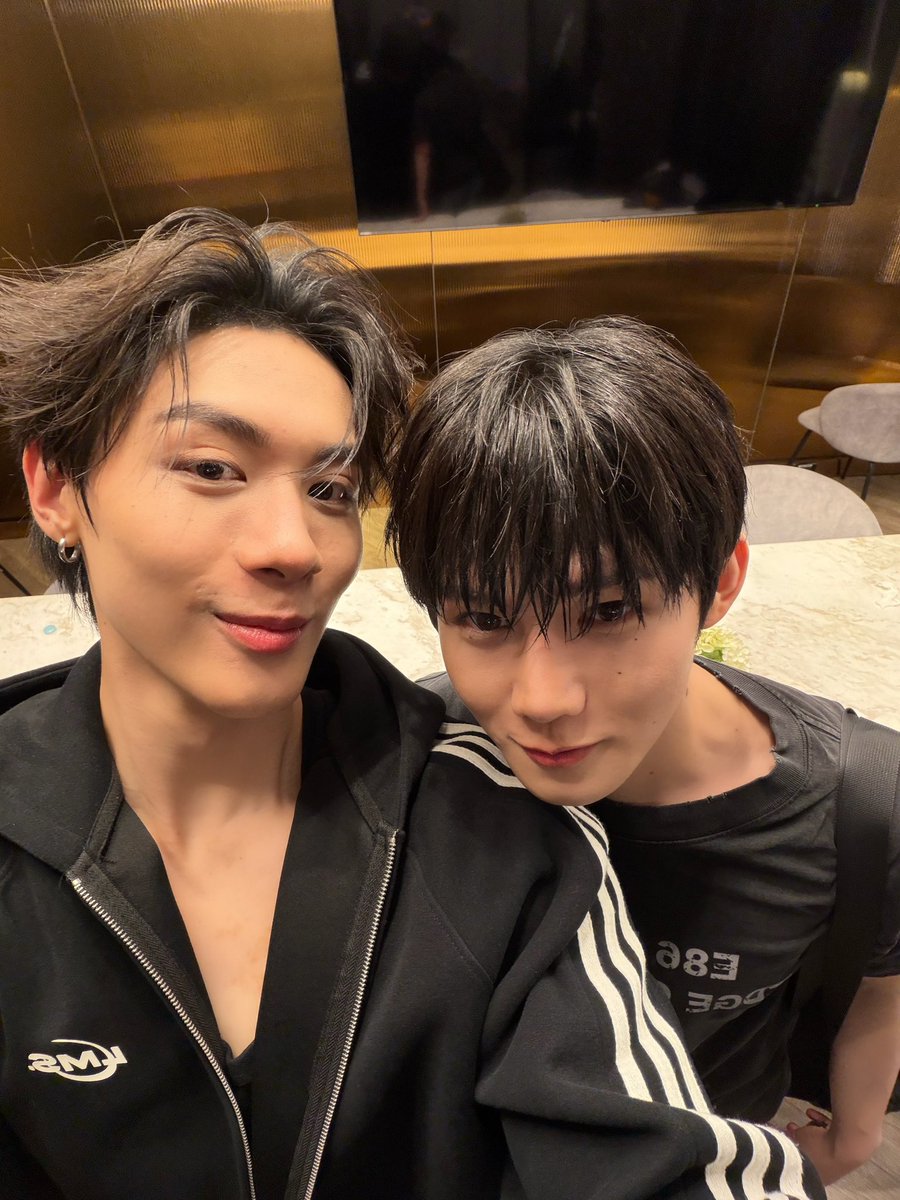 JARUKiTzX96's tweet photo. ขอบคุณทุกคนมากๆเลยนะครับ 🙏🏻🙏🏻 วันนี้พวกเราได้รับความรักจากทุกคนเยอะมากๆเลย พวกเราเห็นความรักจากทั่วทุกมุมของโรง พวกเราดีใจมากๆเลยครับ ที่การเดินทางของพวกเรามันสวยงามมากๆ ขอบคุณที่สร้างความทรงจำที่สวยงามและสำคัญให้กับพวกเรานะครับ ขอบคุณทีมงานที่มีส่วนร่วมที่ทำให้ #PAYBACKTheSeries ประสบความสำเร็จนะครับ ทีมงานเบื้องหลังทุกคน เก่งมากๆ พวกผมเคารพและนับถือใจพวกพี่ๆมากๆครับ งานเลี้ยงก็ต้องมีวันเลิกลา แต่สำหรับผมมันคือก้าวหนึ่งในชีวิตที่สำคัญมากๆ สุดท้ายนี้ขอบคุณทุกๆคนจากใจจริงครับ รักครับ💜🩵 และขอบคุณ @ArtistAplan  ครับ 🩷
#TOPTAPMINLEE #PaybackFinalEP