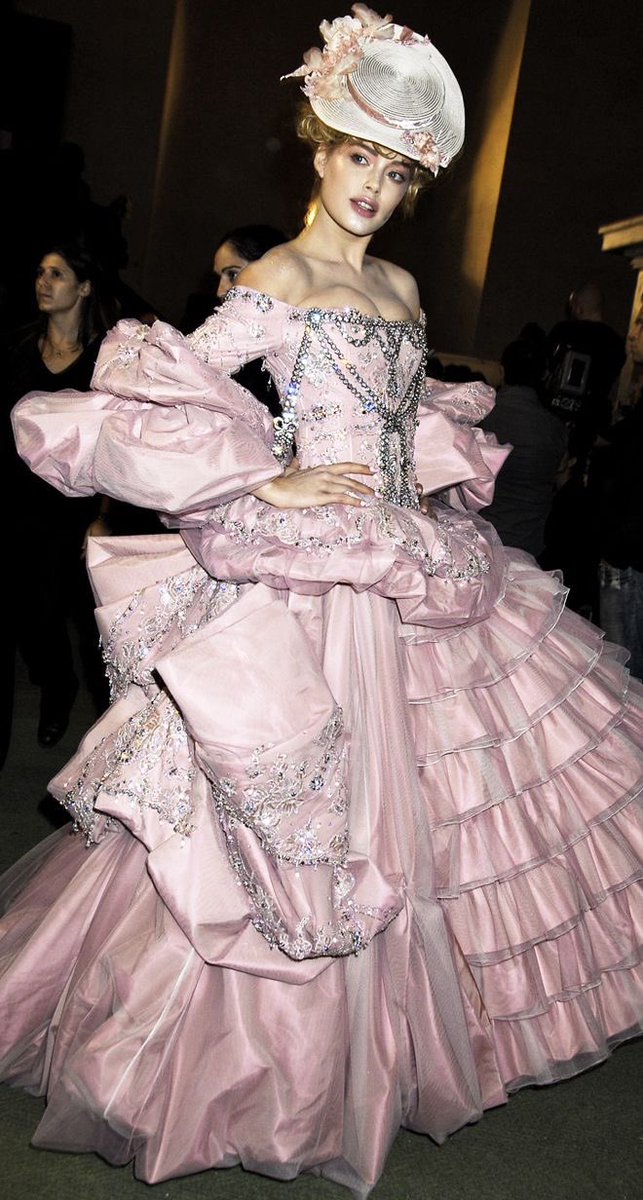 speekttra's tweet photo. eu indo decidir no uni duni tê o meu look do met gala 2027 https://t.co/Q3YGI8QwrQ