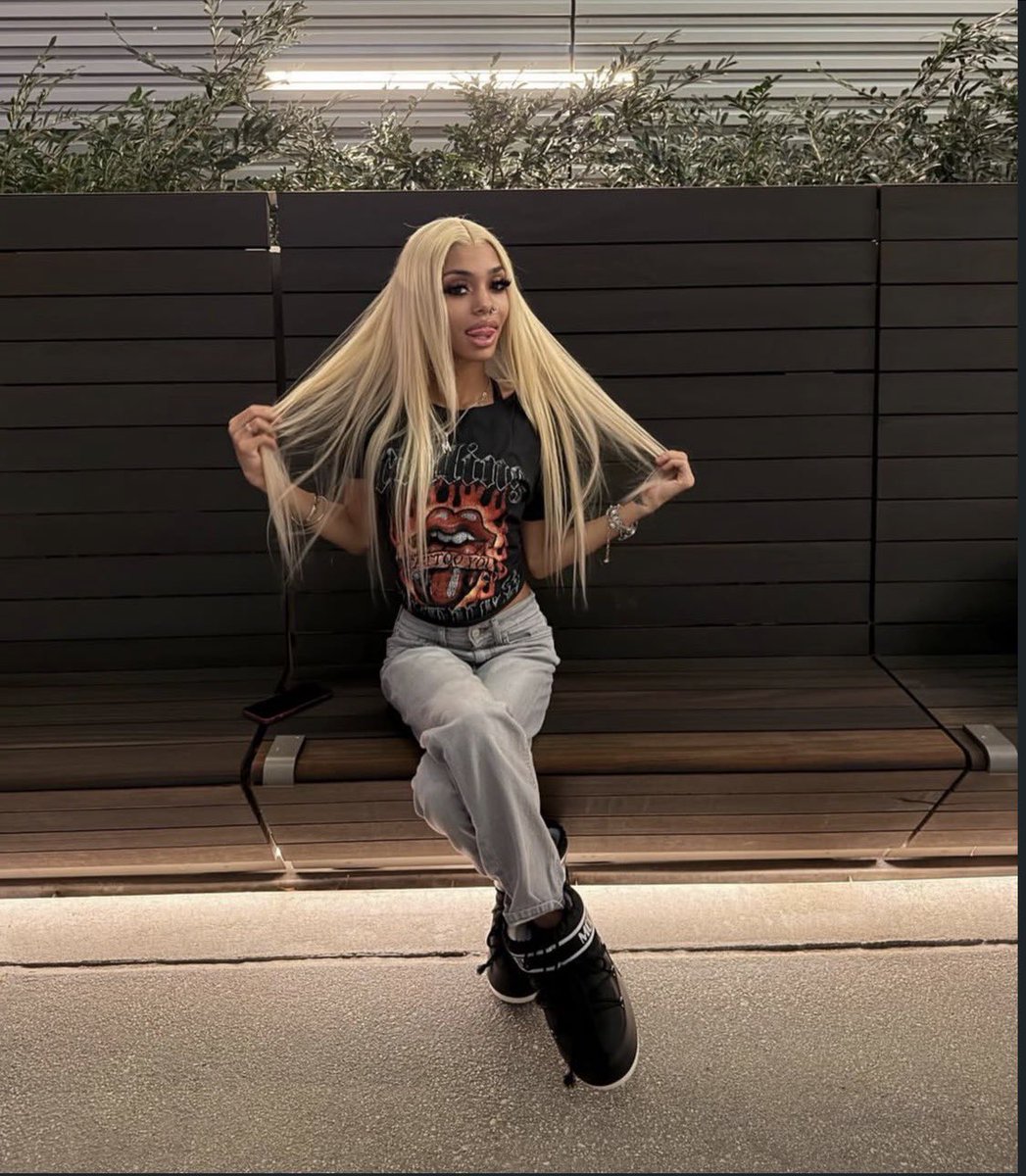 Creamyy331's tweet photo. Princess💋💰🌚 #dtx https://t.co/MPiNmiQI2A