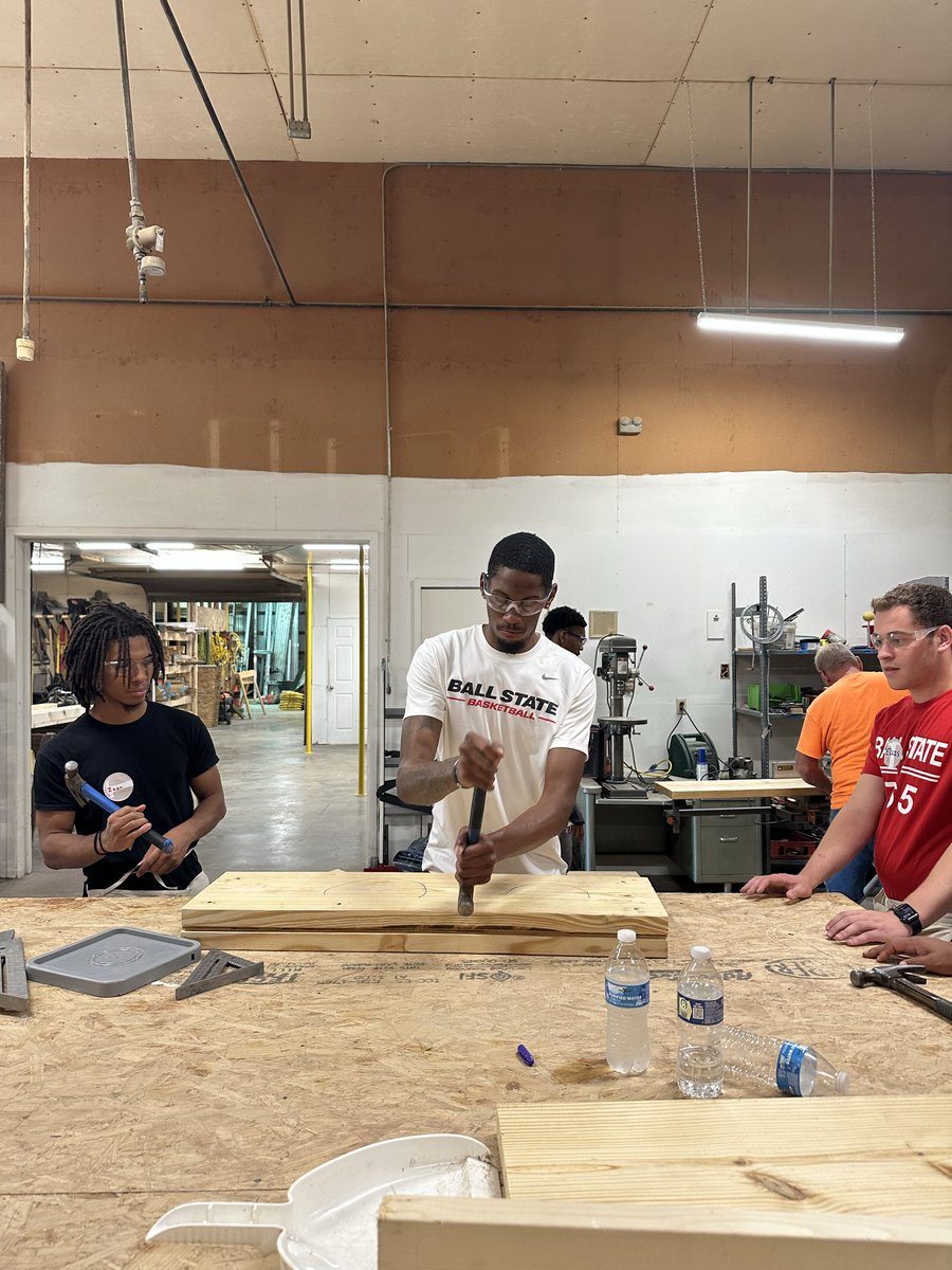 BallStateMBB's tweet photo. Thank you @MuncieHabitat for having us out to serve our community❕ https://t.co/7LOC7yYk3T