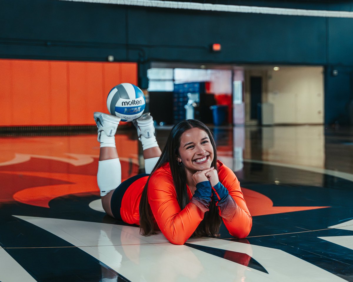 UTSAvolleyball's tweet photo. Spotlight on us, please 🙂‍↕️

#BirdsUp🤙 | #LetsGo210 https://t.co/ZptCBy7pls