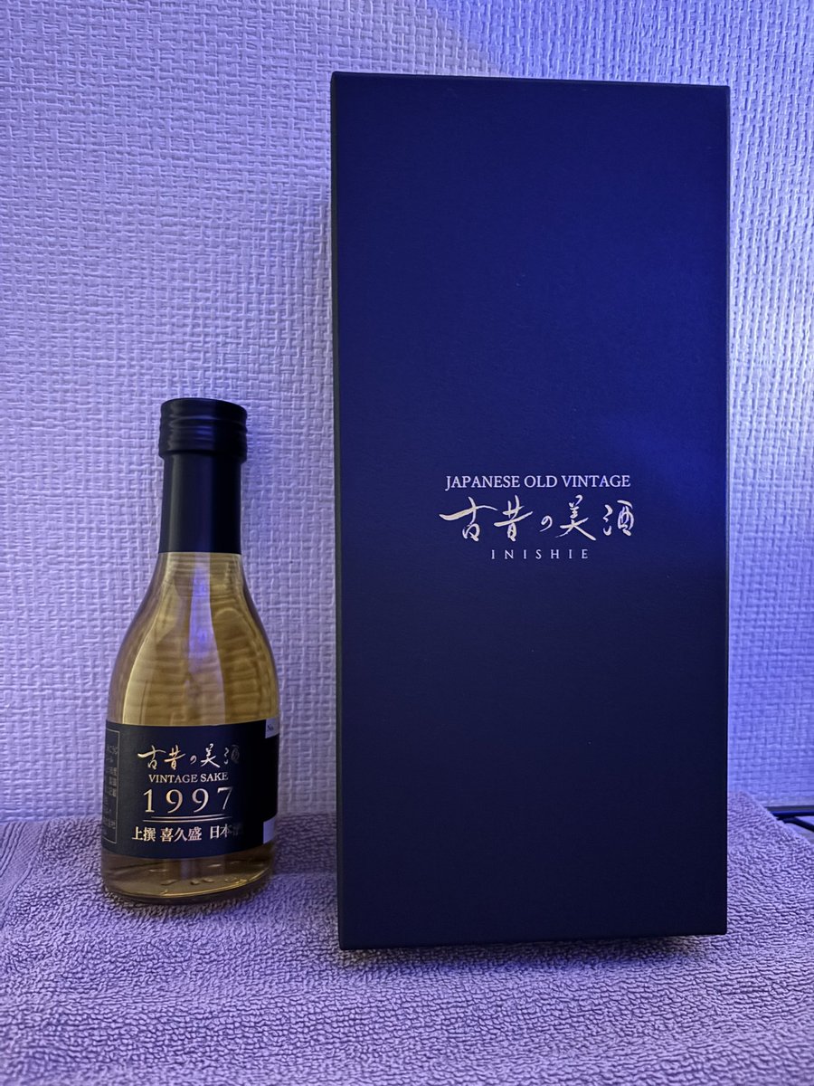 s_0305r's tweet photo. むっっちゃ美味しい日本酒とビール🍺おつまみも買って来ていただいて乾杯しました♪😳

日本酒で古酒というのを初めて聞いて頂くのにもドキドキでした😍

そして私の大好きなサッポロ⭐️安定で美味しいので1番身近な存在です♪
本指名様からスタバカード頂きましたが毎回デザイン違くて集めたくなる😳 https://t.co/zIjcM9riGE