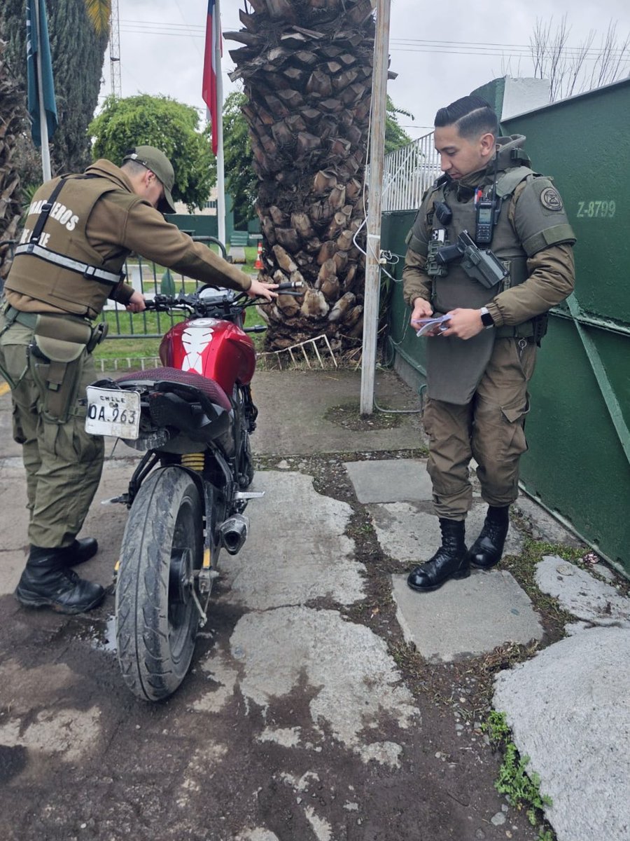 CarabPrCentral's tweet photo. #EstacionCentral: Personal de la 58º Comisaria Población Alessandri en conjunto con personal GORE realizan fiscalizaciones de tránsito en diferentes puntos del sector, previniendo delitos y aumentando la seguridad en la comunidad. 🚨👮🏻💪🏻
#OrdenyPatria https://t.co/2hPUmpDaik