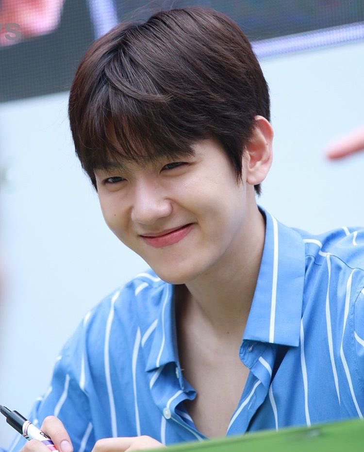 bbloey_cb's tweet photo. รอยยิ้มที่ช่วยชีวิตกุมานับไม่ถ้วน เสียงร้องเพลงที่ขับเคลื่อนชีวิตกุมาตลอด กำลังใจจากข้อความสั้นๆ คำพูดปลอบใจที่ช่วยกุในวันที่แย่ กุผ่านทั้งหมดมาได้ก็เพราะเขาด้วยซ้ำ แต่ในเวลาที่เขารู้สึกแย่ เวลาที่อะไรๆ มันก็ไม่เป็นอย่างใจ แม้แต่ปลอบใจเขากลับกุยังทำไม่ได้เลย อยากให้เขาสบายใจที่ได้พูดสิ่งที่อยู่ในใจบ้าง อยากให้เขาปล่อยวาง อะไรที่มันหนักเกินไป อะไรที่มันจะทำให้ตัวเองไม่มีความสุข แม่เข้าใจทุกอย่าง ขออย่างเดียว คือ ไม่อยากให้แบคฮยอนต้องรู้สึกเสียใจ ไม่อยากให้โทษตัวเอง แบคฮยอนเองก็มีคนเดียวบนโลกเหมือนกัน เพราะฉะนั้นเลือกทำในสิ่งที่มันจะเป็นผลดีต่อตัวเองในอนาคตได้เลย ทุกย่างก้าวที่ต้องเดินต่อจากนี้ยังมีอีกหลายๆ คนพร้อมเดินไปกับแบคฮยอนเสมอนะ รักมากๆ เท่าที่แม่คนนี้จะรักได้ 💗