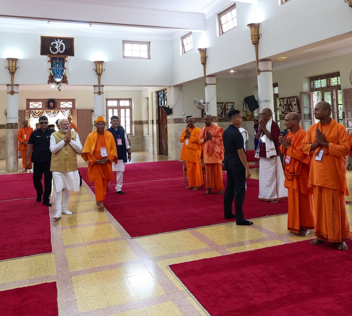 narendramodi's tweet photo. ಮೈಸೂರಿನ ಶ್ರೀ ರಾಮಕೃಷ್ಣ ಆಶ್ರಮಕ್ಕೆ ಭೇಟಿ ನೀಡಿದೆ. ಸಮಾಜಕ್ಕೆ ಸೇವೆ ಸಲ್ಲಿಸುವಲ್ಲಿ ಮತ್ತು ನಮ್ಮ ಯುವ ಶಕ್ತಿಯನ್ನು ಸಬಲೀಕರಣಗೊಳಿಸುವಲ್ಲಿ ಅದರ ಕೊಡುಗೆ ಶ್ಲಾಘನೀಯ. https://t.co/JeHyNd3xfZ