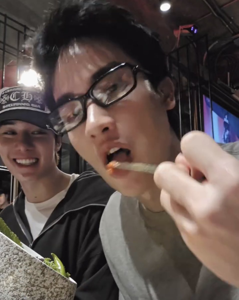 gemijuniii's tweet photo. นานิตั้งใจดูพี่เตกินข้าวจริง ๆ มองตามตาแป๋วทุกคำ แล้วเหมือนไม่ได้มากินข้าวด้วยกันอะ เหมือนนานิมานั่งดูพี่เตกินข้าวมากกว่า 55555555555555 🫳🏻🫳🏻 https://t.co/lmwp8qY8W0