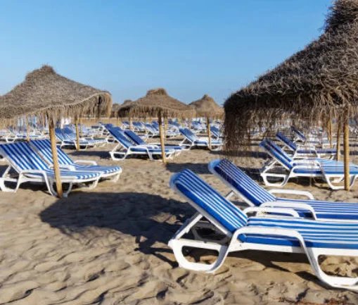 ogretmensitemiz's tweet photo. Ey Türk turizmcisi, bir konuşalım mı?

Yıllarca Türk misafirine şöyle baktın:

“Ne uğraşacağım bunlarla? Bodrum zaten dolu, Marmaris taşıyor, Datça desen efsane… Yabancı turist gelsin, biz avroyu alalım!”

Sonra ne oldu?

Bir Türk ailesi beş günlük tatil yapmak istediğinde önüne 250 bin liralık hesap koydun. Bir ailenin bütün yıl kurduğu tatil hayalini:

“Otelde yer kalmadı ama beş kişi için üç gece 180 bin liraya yardımcı olabiliriz.”

diyerek yıktın.

Derken Türk turist uyandı.

Yunan adalarına geçti.
Balkanları gezmeye başladı.
Mısır’da 70 bin liraya uçak, otel ve her şey dâhil tatil yaptı.

Güzelce yedi, içti, denize girdi; üzerine bir de “Yavaş yavaş, Hasan Şaş!” diye neşeyle karşılandı.

Sen ne yaptın?

Burada bir tabak kalamara 50 avro isterken, Türk turistin Halkidiki’de aynı kalamarı 10 avroya yediğini görünce suratın düştü.

Balkanlarda 50 bin liraya hem gezip hem de krallar gibi ağırlandığını görünce içinden:

“Bu Türkler de çok nankör!”

dedin.

Ama dur ve biraz düşün…

Yıllarca Türk turiste:

“Halk plajı şurada. Su 30 lira ama dışarıdan içecek getiremezsiniz.”

diyen sen değil miydin?

“Yabancı turist başımızın tacı, Türkler zaten mecburen geliyor.”

diye diye kendi insanını küstürmedin mi?

Şimdi neden Rus turist gelmiyor, Alman turist başka ülkelere gidiyor, Hollandalı rotasını değiştiriyor diye düşünüyorsun.

Çünkü turizm yalnızca oda satmak değildir.

Turizm; biraz vicdan, biraz kaliteli hizmet, biraz makul fiyat ve her şeyden önce insanlık meselesidir.

Türk turistin kıymetini şimdi mi anladın?

Biraz geç kaldın be turizmci…

Ama olsun.

Şezlonglar boş, sinekler çok, düşünmek için vaktin bol.

İyi sezonlar!

Dr. Erkan Uzunoğlu

Siz bu görüşlere katılıyor musunuz?