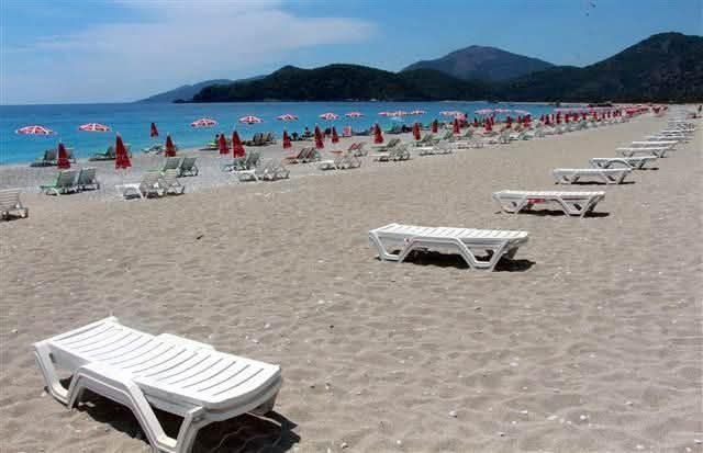 ogretmensitemiz's tweet photo. Ey Türk turizmcisi, bir konuşalım mı?

Yıllarca Türk misafirine şöyle baktın:

“Ne uğraşacağım bunlarla? Bodrum zaten dolu, Marmaris taşıyor, Datça desen efsane… Yabancı turist gelsin, biz avroyu alalım!”

Sonra ne oldu?

Bir Türk ailesi beş günlük tatil yapmak istediğinde önüne 250 bin liralık hesap koydun. Bir ailenin bütün yıl kurduğu tatil hayalini:

“Otelde yer kalmadı ama beş kişi için üç gece 180 bin liraya yardımcı olabiliriz.”

diyerek yıktın.

Derken Türk turist uyandı.

Yunan adalarına geçti.
Balkanları gezmeye başladı.
Mısır’da 70 bin liraya uçak, otel ve her şey dâhil tatil yaptı.

Güzelce yedi, içti, denize girdi; üzerine bir de “Yavaş yavaş, Hasan Şaş!” diye neşeyle karşılandı.

Sen ne yaptın?

Burada bir tabak kalamara 50 avro isterken, Türk turistin Halkidiki’de aynı kalamarı 10 avroya yediğini görünce suratın düştü.

Balkanlarda 50 bin liraya hem gezip hem de krallar gibi ağırlandığını görünce içinden:

“Bu Türkler de çok nankör!”

dedin.

Ama dur ve biraz düşün…

Yıllarca Türk turiste:

“Halk plajı şurada. Su 30 lira ama dışarıdan içecek getiremezsiniz.”

diyen sen değil miydin?

“Yabancı turist başımızın tacı, Türkler zaten mecburen geliyor.”

diye diye kendi insanını küstürmedin mi?

Şimdi neden Rus turist gelmiyor, Alman turist başka ülkelere gidiyor, Hollandalı rotasını değiştiriyor diye düşünüyorsun.

Çünkü turizm yalnızca oda satmak değildir.

Turizm; biraz vicdan, biraz kaliteli hizmet, biraz makul fiyat ve her şeyden önce insanlık meselesidir.

Türk turistin kıymetini şimdi mi anladın?

Biraz geç kaldın be turizmci…

Ama olsun.

Şezlonglar boş, sinekler çok, düşünmek için vaktin bol.

İyi sezonlar!

Dr. Erkan Uzunoğlu

Siz bu görüşlere katılıyor musunuz?
