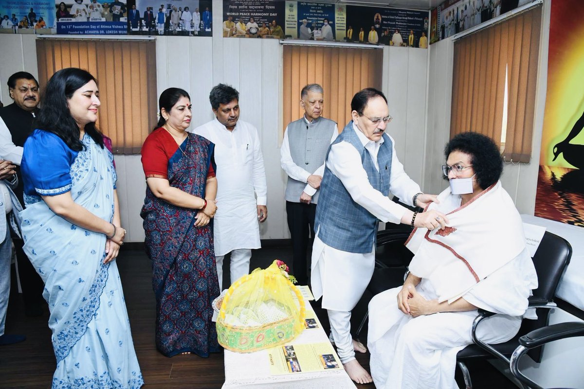 yogitasinghbjp's tweet photo. चातुर्मास का पावन काल आत्मचिंतन, संयम और आध्यात्मिक साधना का संदेश देता है। ऐसे पुण्य अवसर पर नई दिल्ली स्थित अहिंसा विश्व भारती में परम पूज्य आचार्य डॉ. लोकेश मुनि जी के पावन सान्निध्य में उपस्थित होकर उनका आशीर्वाद प्राप्त करना अत्यंत सौभाग्यपूर्ण रहा।

माननीय केंद्रीय स्वास्थ्य एवं परिवार कल्याण मंत्री श्री @JPNadda जी की गरिमामयी उपस्थिति में आयोजित इस प्रेरणादायी अवसर पर आचार्यश्री के अहिंसा, करुणा, सद्भाव और मानवता पर आधारित विचारों ने समाज एवं राष्ट्र के प्रति सेवा और नैतिक मूल्यों के प्रति हमारी प्रतिबद्धता को और अधिक सुदृढ़ किया।

अहिंसा विश्व भारती द्वारा शिक्षा, संस्कार, सामाजिक समरसता और विश्व शांति के लिए किया जा रहा कार्य निस्संदेह अनुकरणीय है और विकसित, संस्कारित एवं संवेदनशील भारत के निर्माण में महत्वपूर्ण भूमिका निभा रहा है।

इस अवसर पर माननीय सांसद सुश्री @BansuriSwaraj जी, डीडीए सदस्य श्री @RajivBabbarbjp जी, भाजपा दिल्ली प्रदेश के उपाध्यक्ष श्री @rajeshbhatiabjp जी, भाजपा करोल बाग के जिला अध्यक्ष श्री वीरेंद्र बब्बर जी तथा स्थानीय विधायक श्री @Umang_bjp जी की गरिमामयी उपस्थिति भी रही।

@BJP4India @BJP4Delhi

#चातुर्मास #अहिंसा #सेवा #संस्कार #विश्वशांति