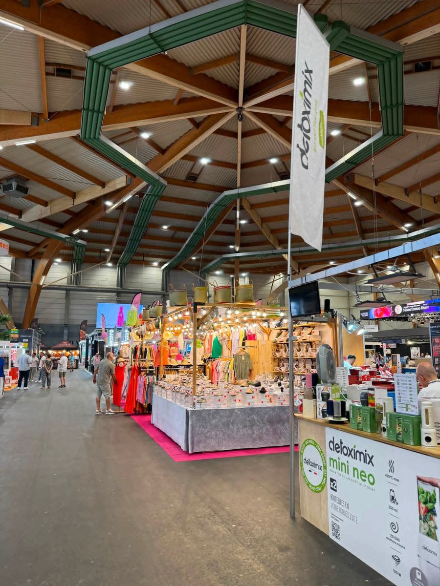 UnserLand's tweet photo. Start der @FoireColmar 2026 (#FAVColmar) : Elsass 🇲🇨 und Wein gehören einfach zusammen. Elsassweine sind regional und modern. Auch international sind sie Kulturbotschafter für #Elsass. Die Winzerfamilien erbringen eine unglaubliche Leistung. 

Hier, à l'ouverture de la Foire Aux Vins de #Colmar, le directeur d'Unser Land @HelfrichMaxence était présent pour rappeler une évidence : la filière viticole est une richesse essentielle de l'#Alsace. Un savoir-faire, des paysages, une économie et une identité qui méritent d'être pleinement reconnus comme alsaciens, et non dilués dans une vision « grand-estienne ».

Nous avons d'ailleurs relevé avec intérêt que le mot « Alsace » a été largement employé cette année dans les discours officiels. À l'approche des élections, chacun semble redécouvrir l'importance de notre territoire. Nous ne pouvons que nous en réjouir… tout en espérant que cet intérêt perdurera au-delà des échéances électorales.

En revanche, deux regrets demeurent : l'usage toujours trop timide de notre langue par les élus, ainsi que la faible présence de notre drapeau dans les espaces de la manifestation. Il semble qu'il soit encore difficile, pour certains, d'affirmer pleinement que l'Alsace possède une #identité, une langue et une culture qui méritent d'être visibles et assumées.

Unser Land continuera à défendre une Alsace fière de ce qu'elle est, de ses #vignerons, de sa #langueregionale et de son identité.
#VinsAlsace 
#viticulture