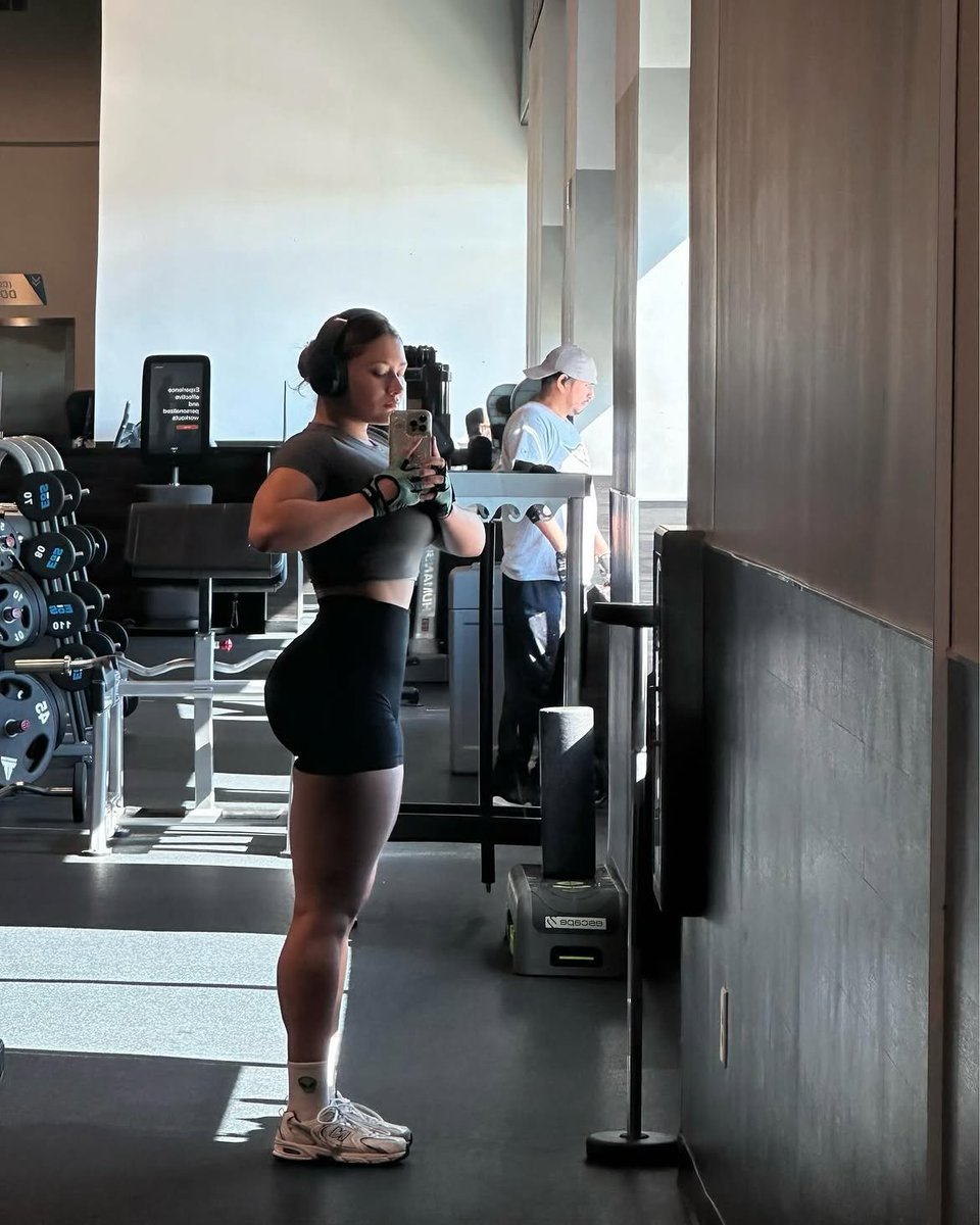 Elowenperry's tweet photo. It's leg day! https://t.co/HnFZZzlXU4