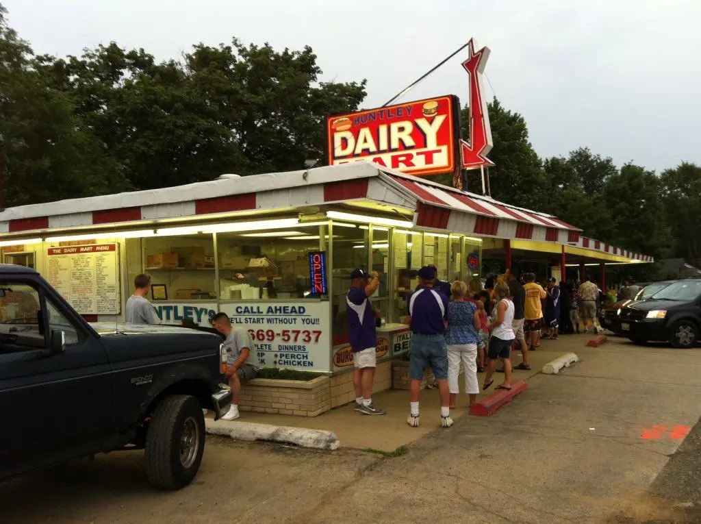 luusssso's tweet photo. Once upon a time every small town in America had one of these trusted institutions https://t.co/Wbm2uCyFPa