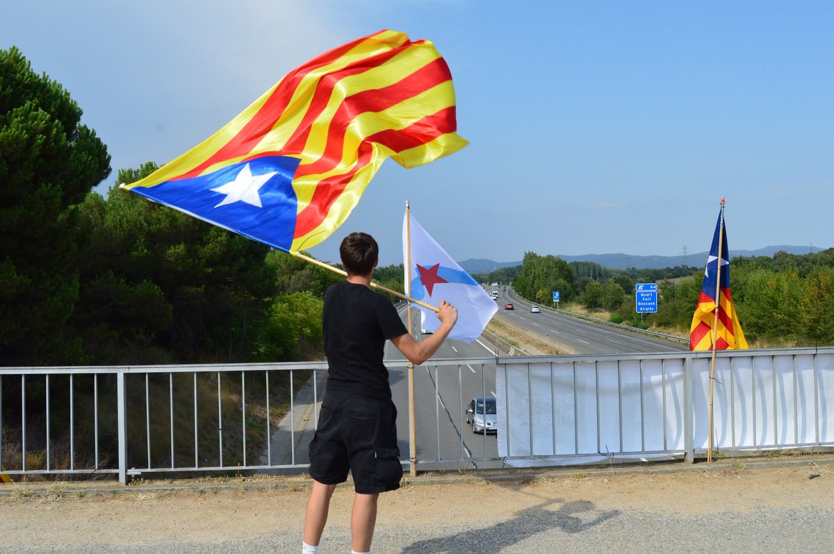 assembleajoves_'s tweet photo. 📣 Avui els joves hem estat a Aiguaviva omplint un pont d’estelades per l’operació sortida.

Perquè la lluita no fa vacances i la independència es defensa arreu. https://t.co/3chDDOYGIF