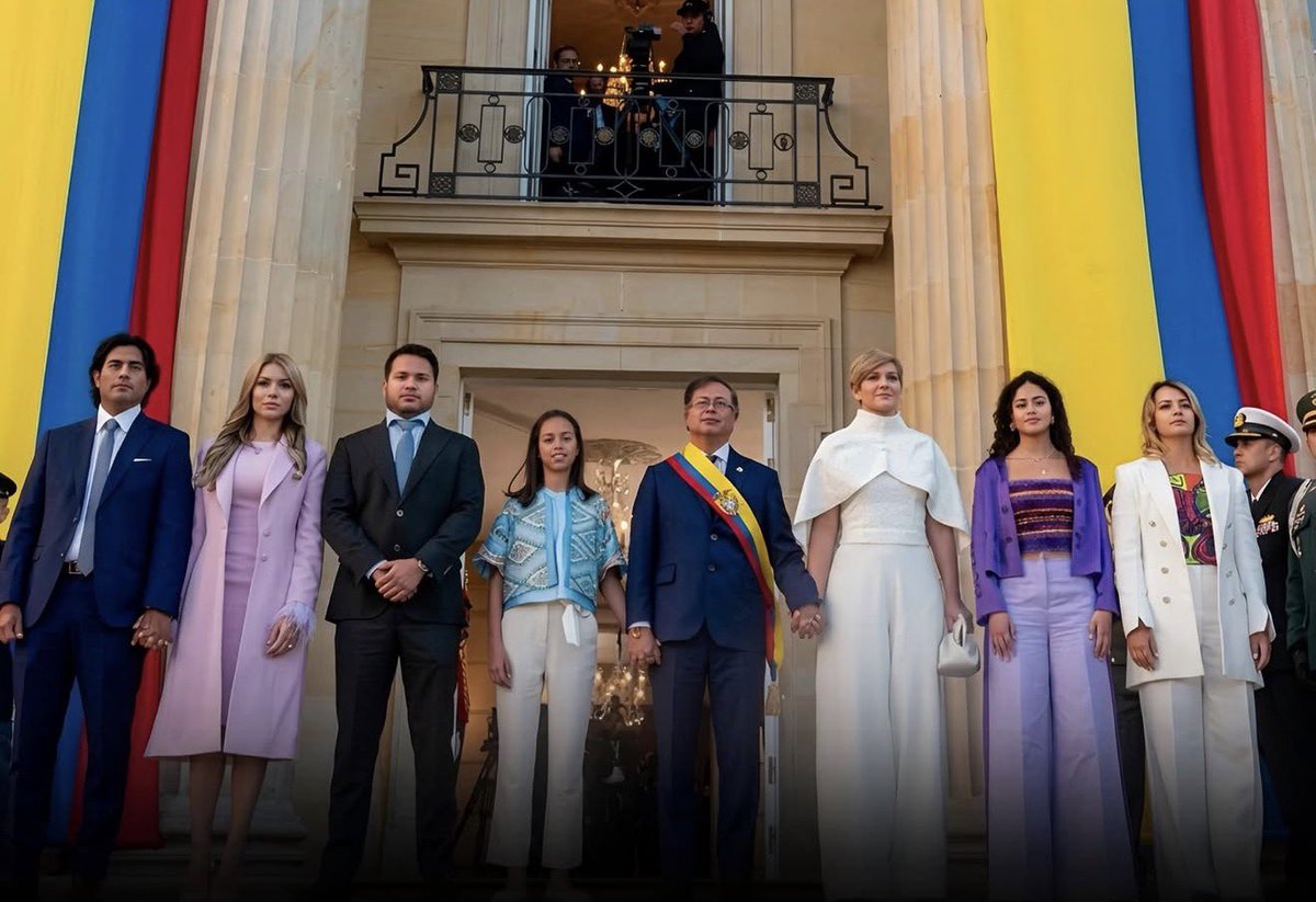 Yaya_blondie's tweet photo. Serán recordados como el desastre familiar más indigno que ha llegado a la Casa de Nariño🫣

Imperdonable que hayan votado por esto, la representación de todos los ANTIVALORES en una foto🤯 https://t.co/O37XVAJ23j