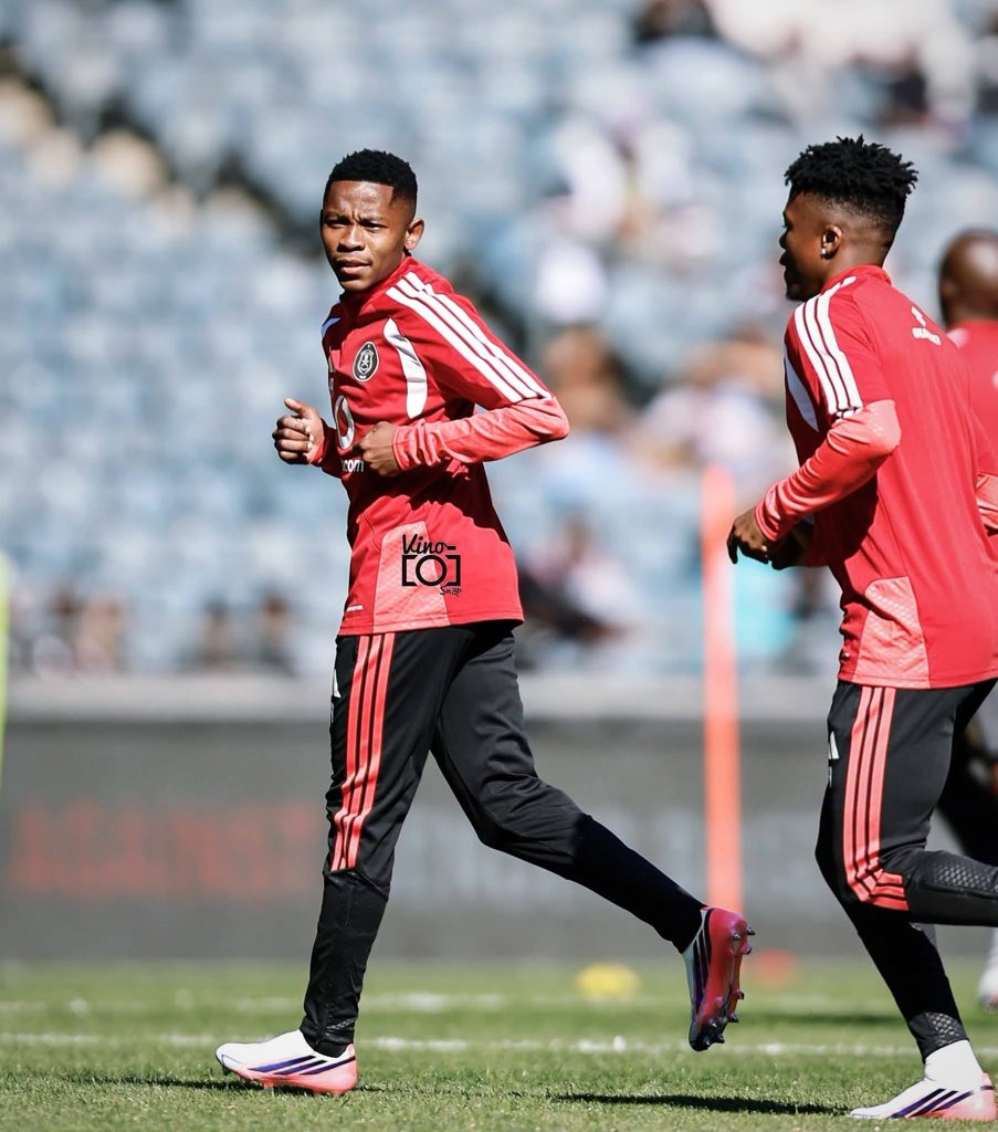 Jamani_Khanyi's tweet photo. Kabelo Kgotsitsile is going to cook 🧑‍🍳 this season ❤️‍🔥🥹❤️🤝☠️. Mofokeng number 2 for Orlando Pirates 🏴‍☠️ 🤝. https://t.co/w5oqwd7PSe