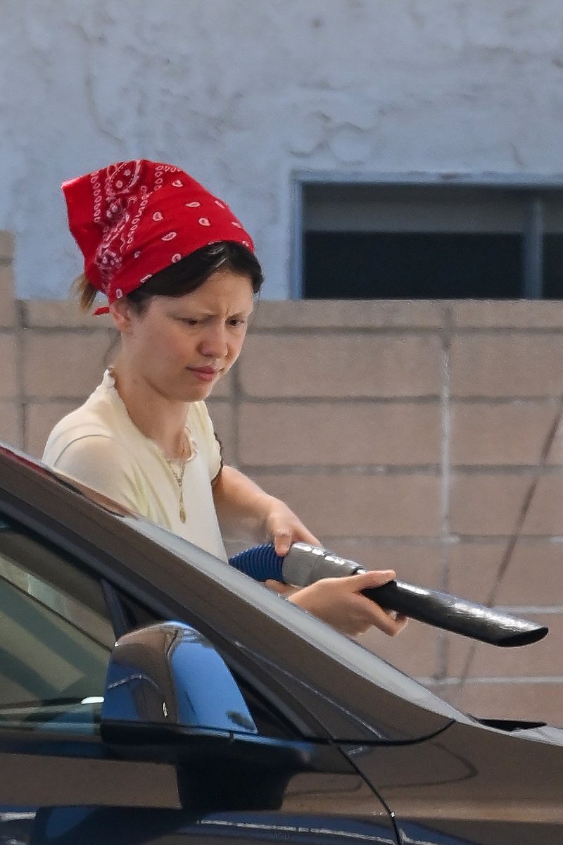 miagothupdate's tweet photo. Mia Goth was spotted at a self-service car wash in Pasadena yesterday.  

https://t.co/4BfNDPPoIr https://t.co/hDro4D8gQv