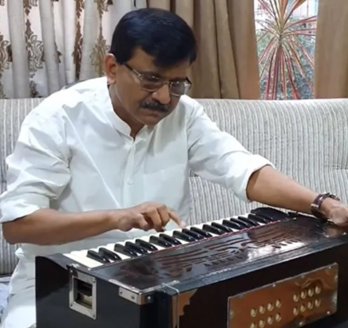 sincerely_epic's tweet photo. @rautsanjay61 Raut Saheb, tumhi fakt peti baajwa...

Yecha sivaye, tumcha kadhe atah kaahi kaam rahile naahi... https://t.co/pmUWrif8N8